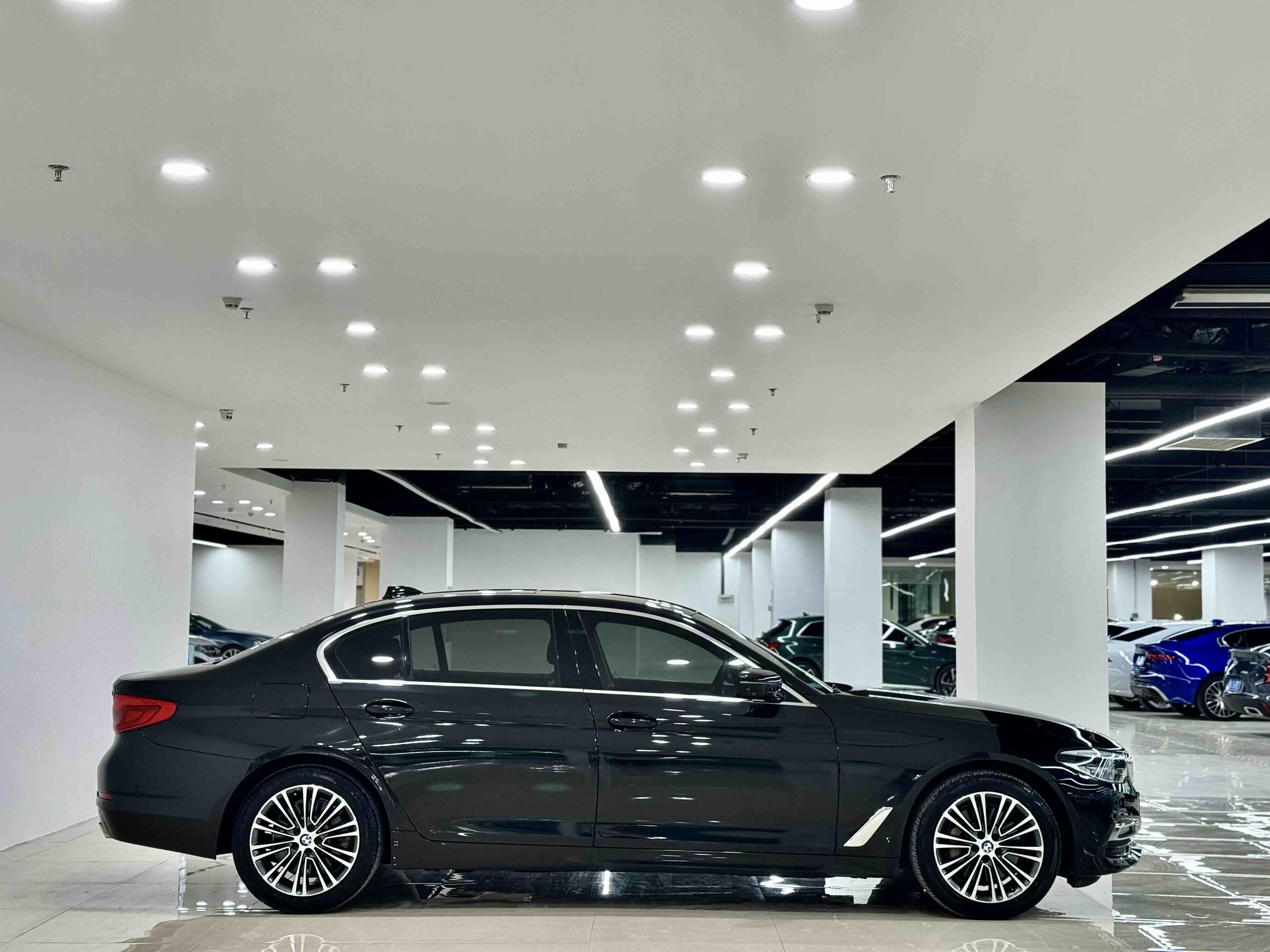 BMW 5 Series 2019 car image #19