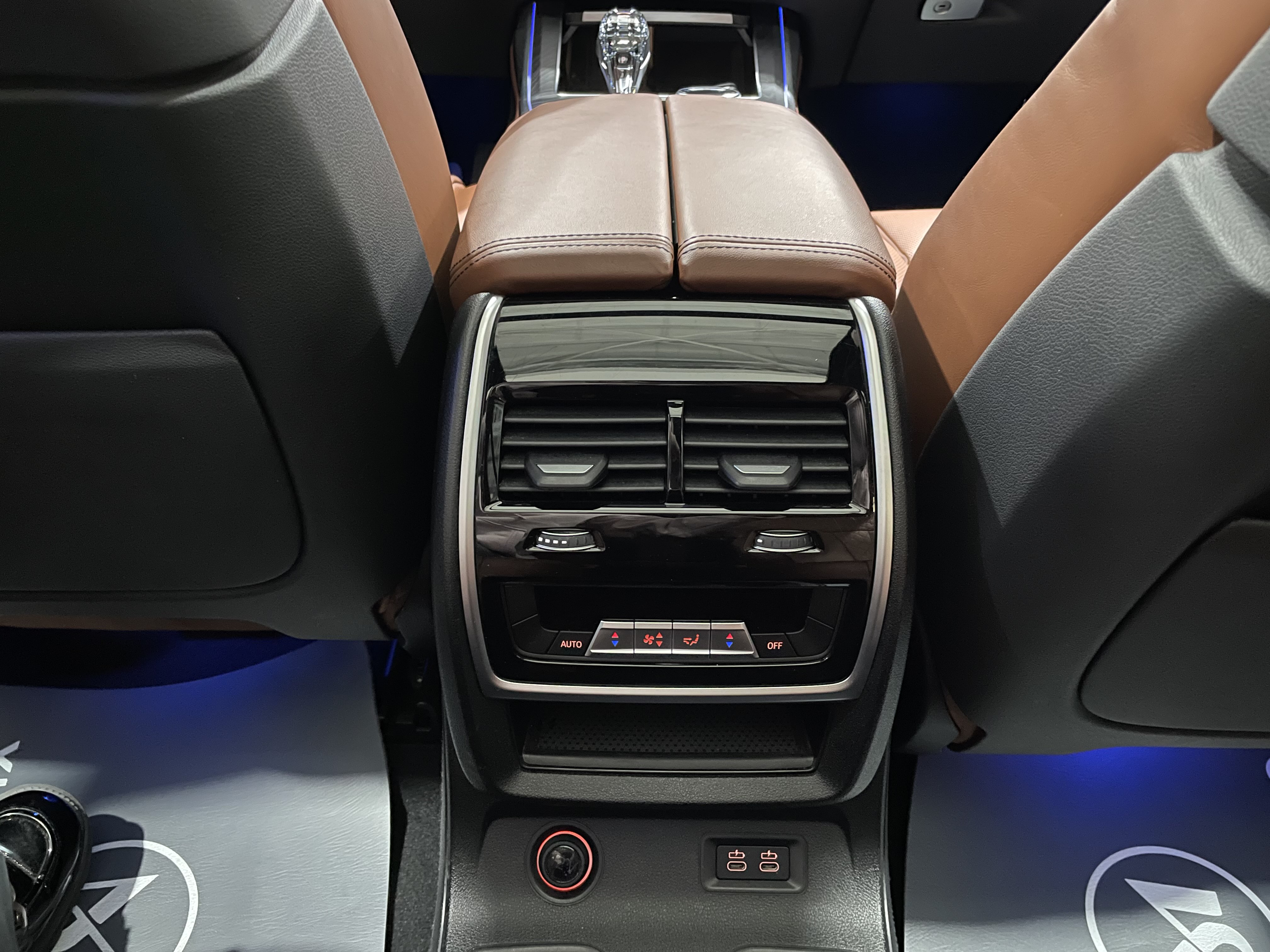 BMW X7 M60i 2021 car image #19