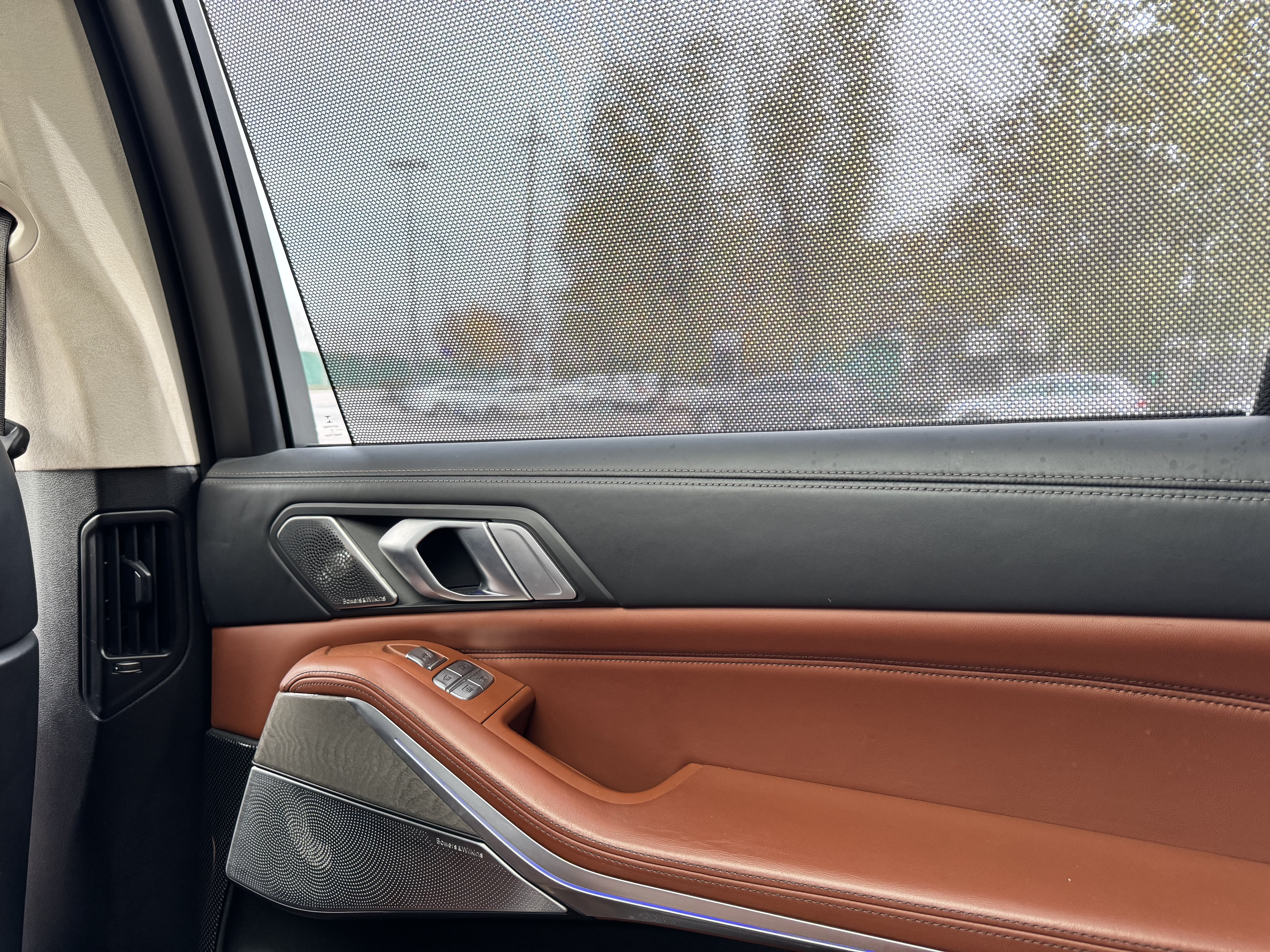 BMW X7 M60i 2021 car image #19