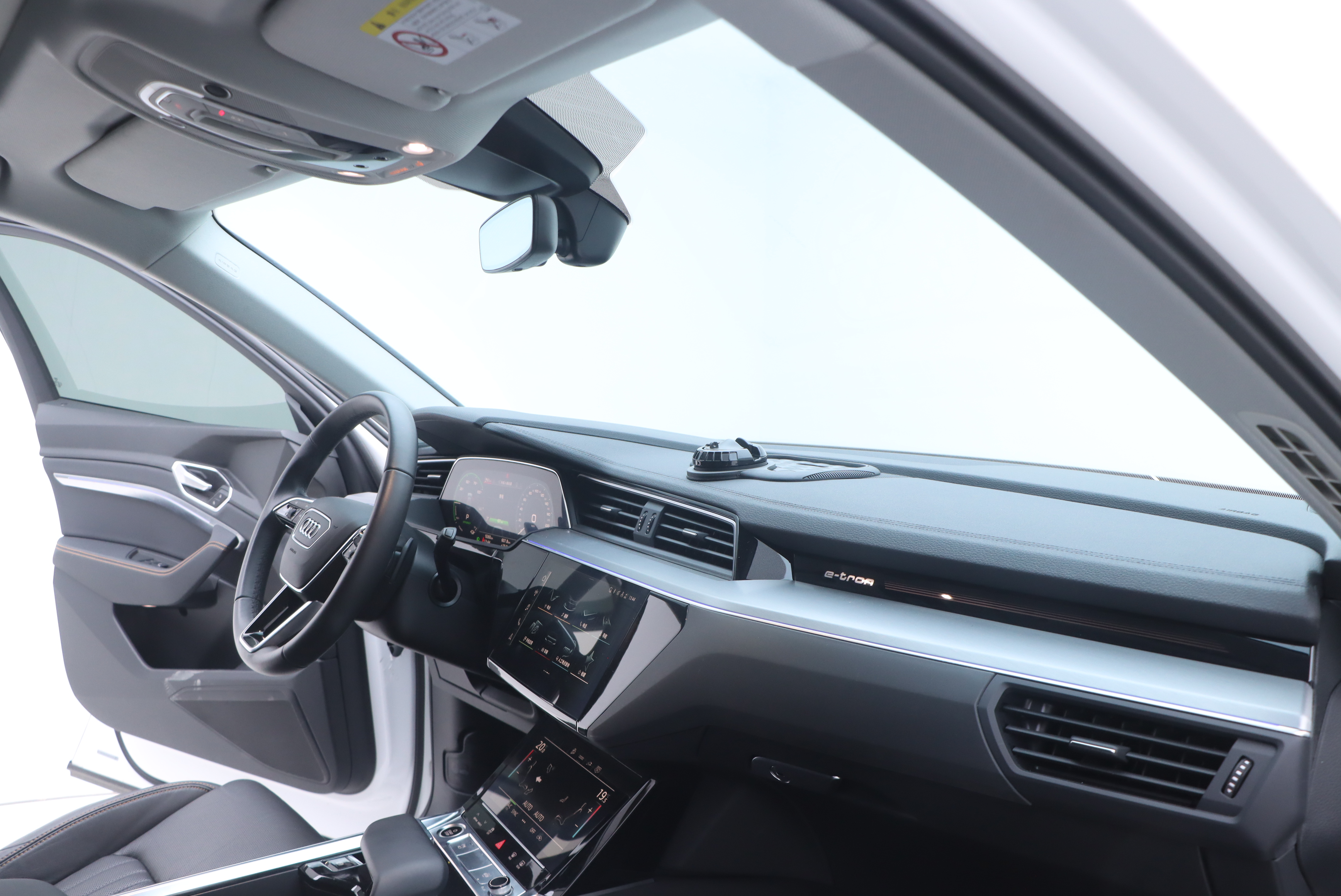 Audi e-tron 2022 car image #19