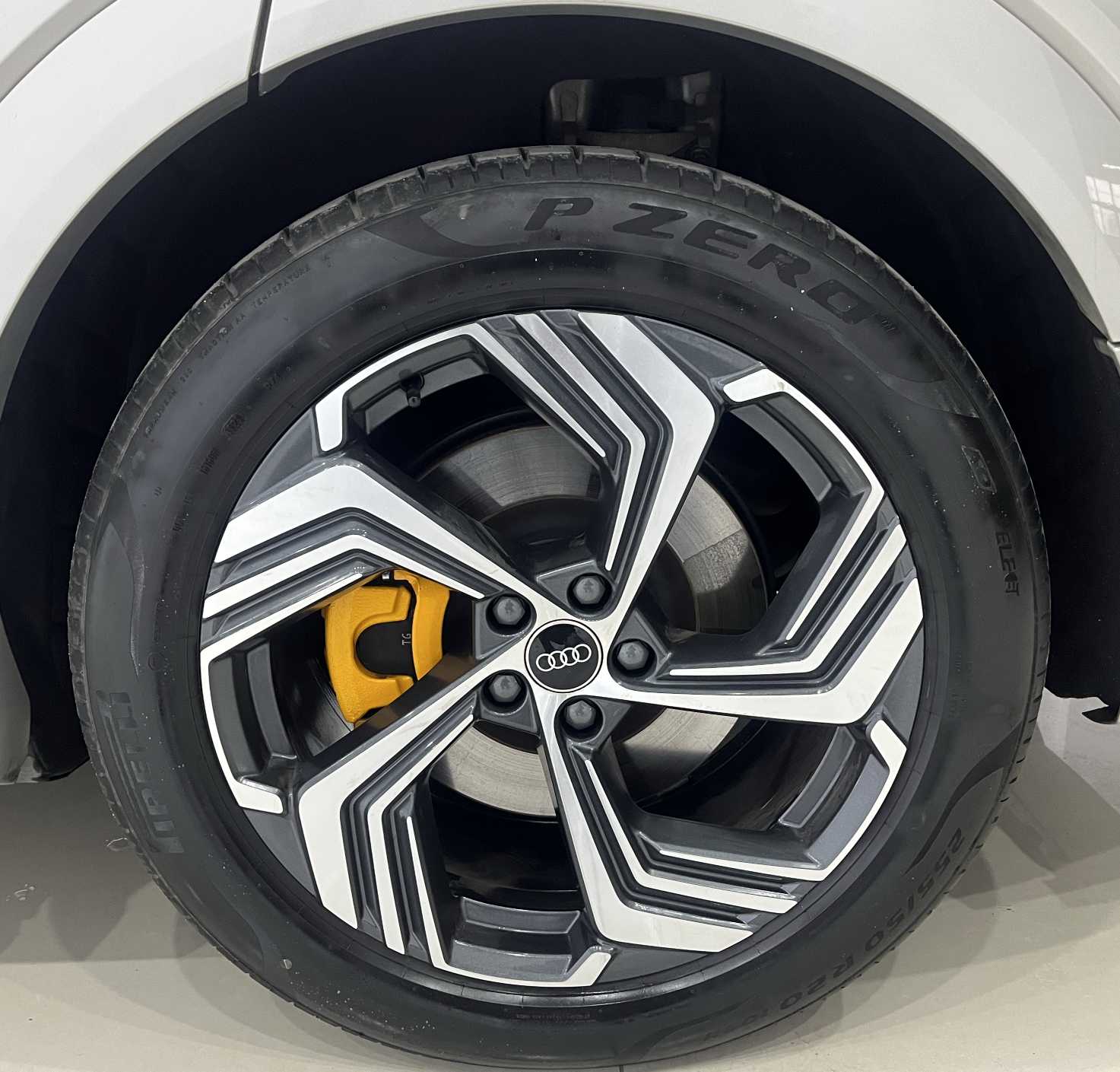 Audi e-tron 2022 car image #19