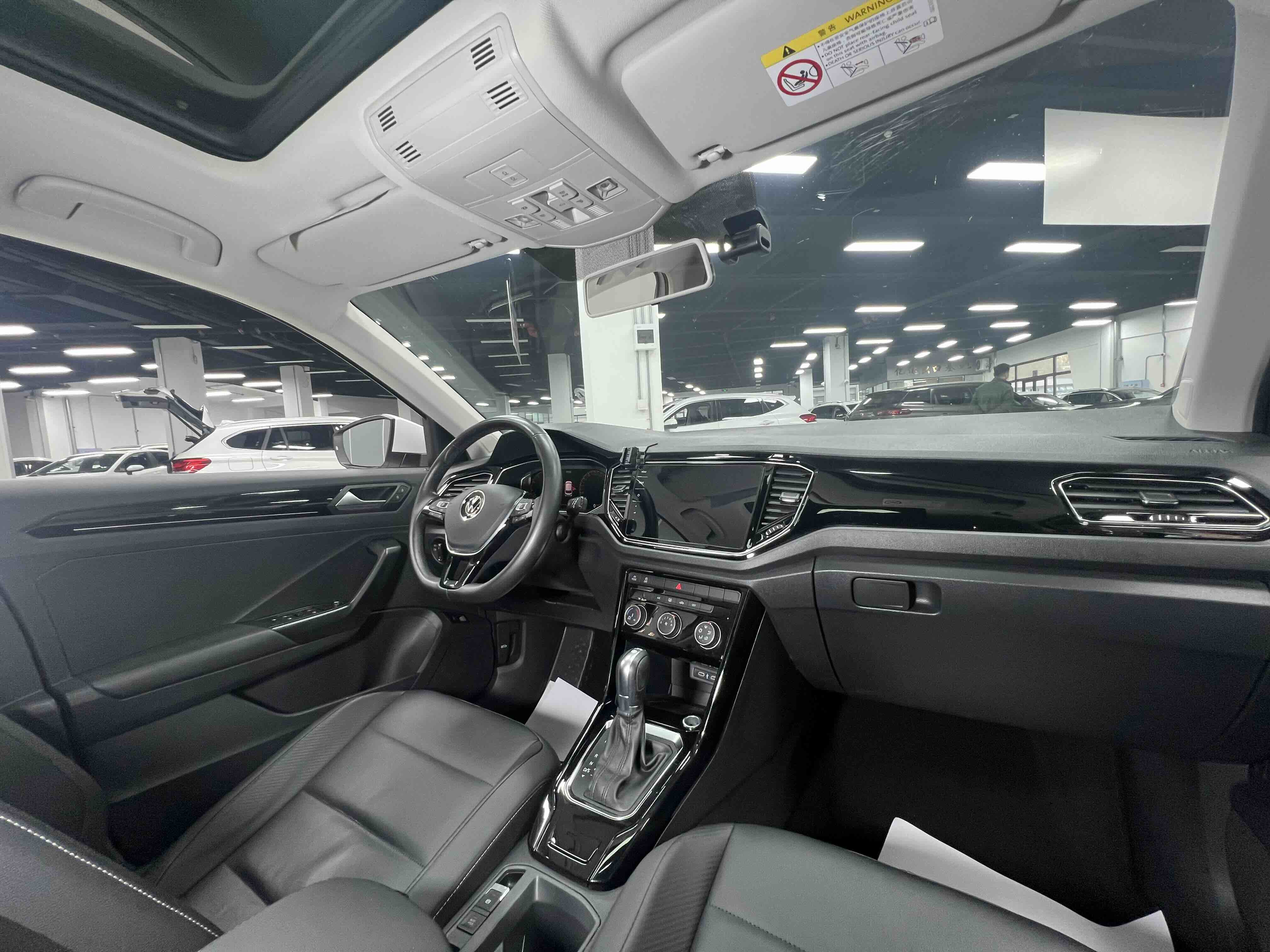 Volkswagen T-Roc 2021 car image #19