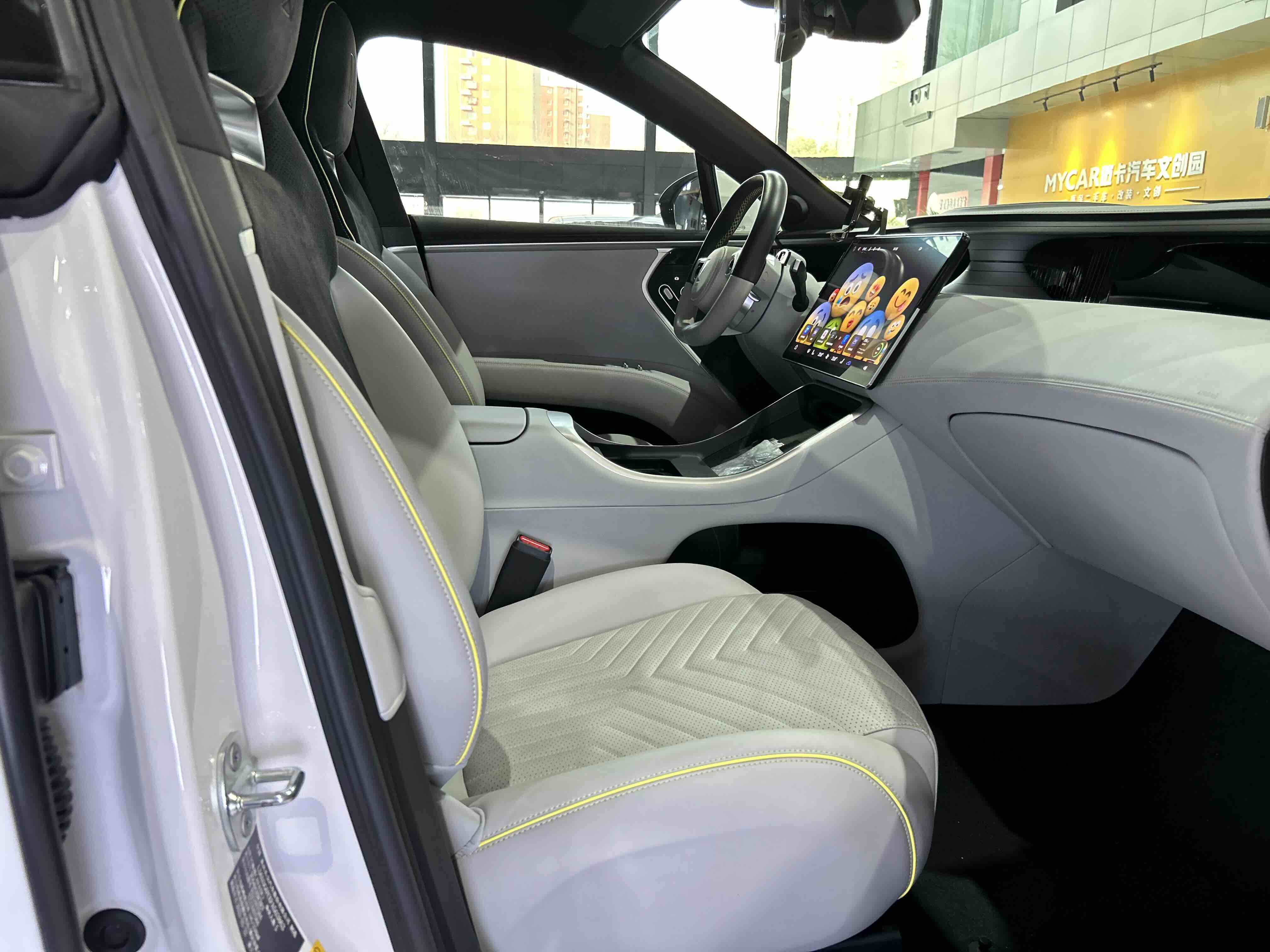 Avatr 11 2023 car image #19