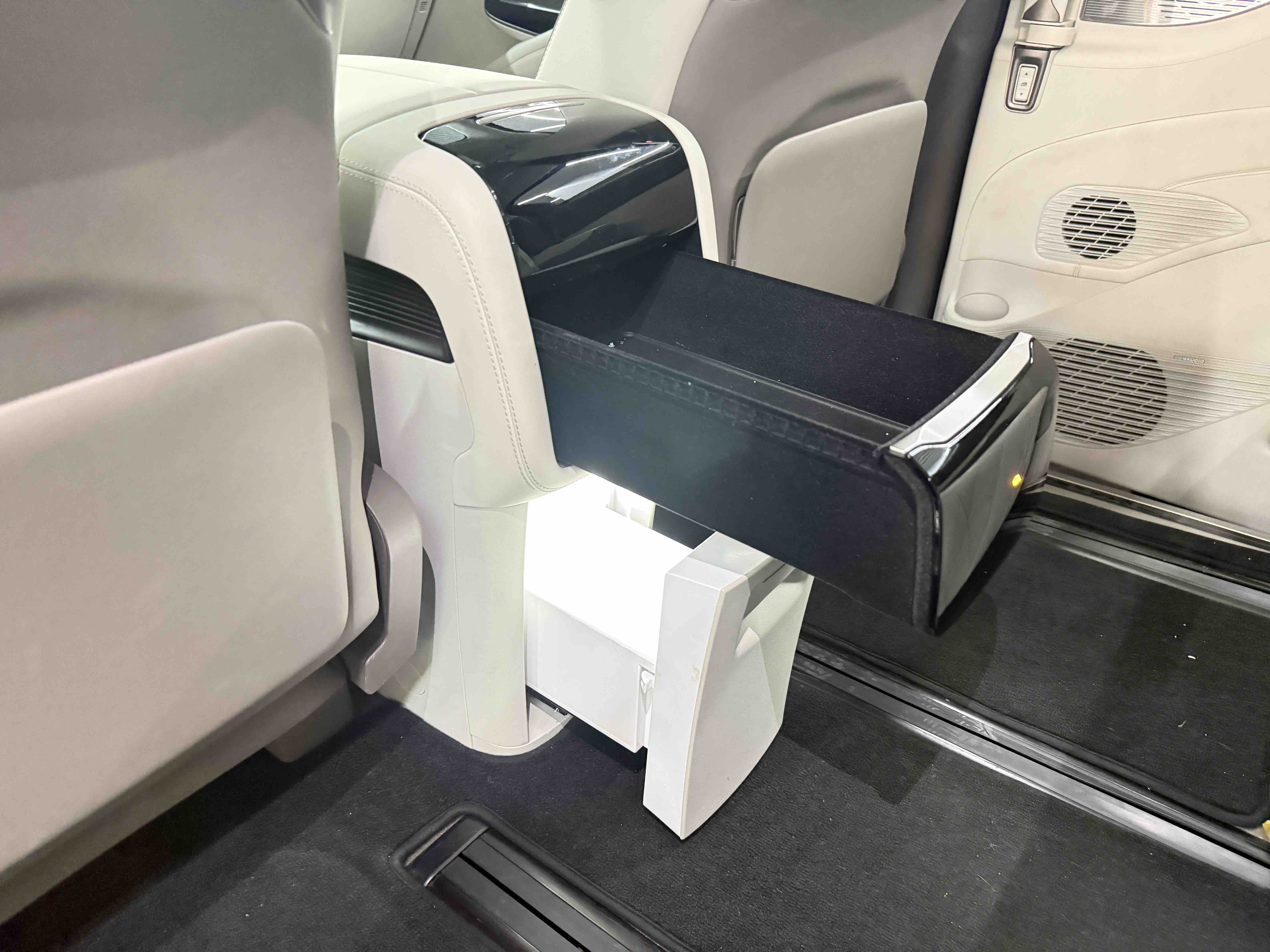 Denza D9 2023 car image #19