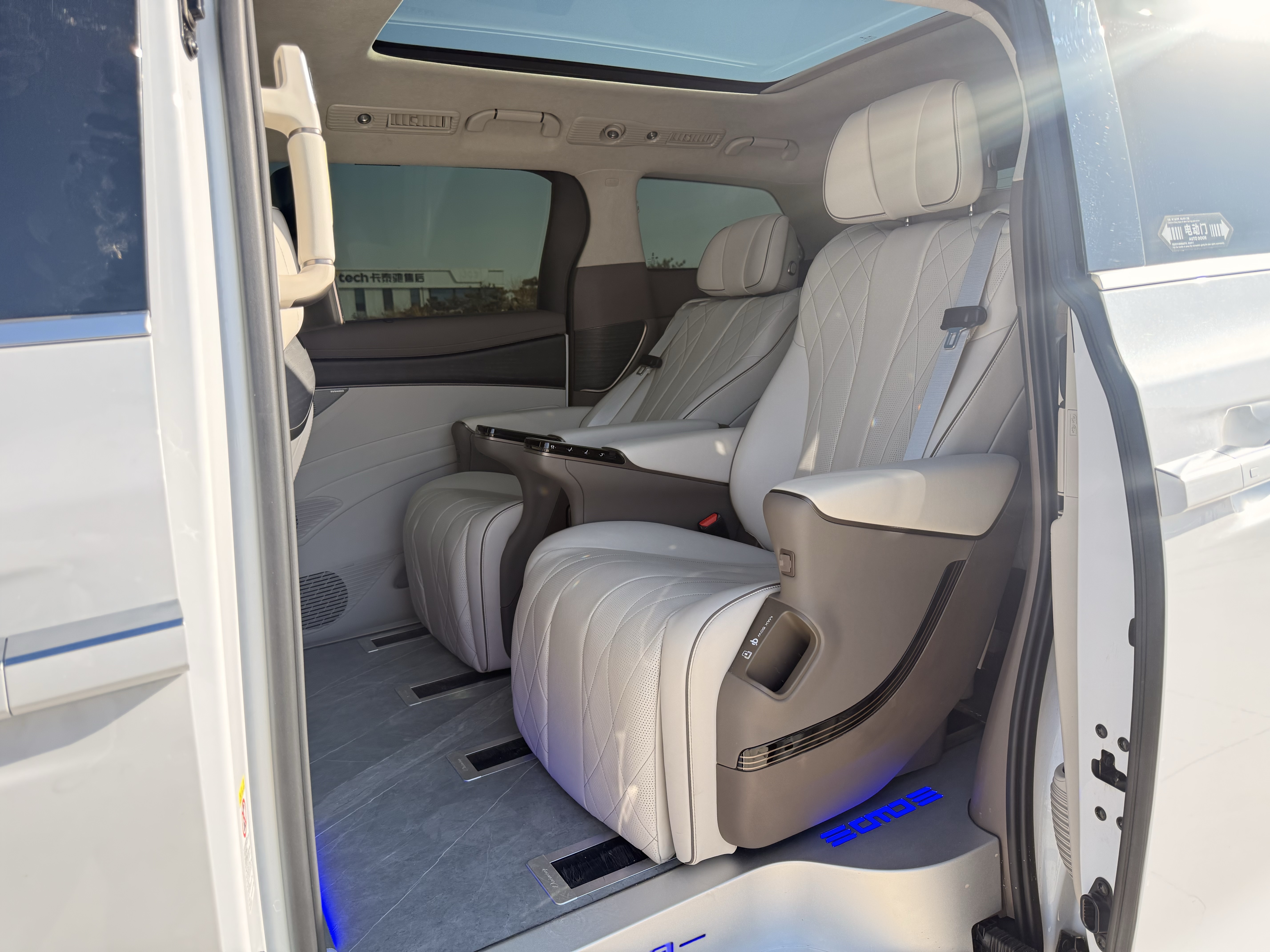 Denza D9 2024 car image #19