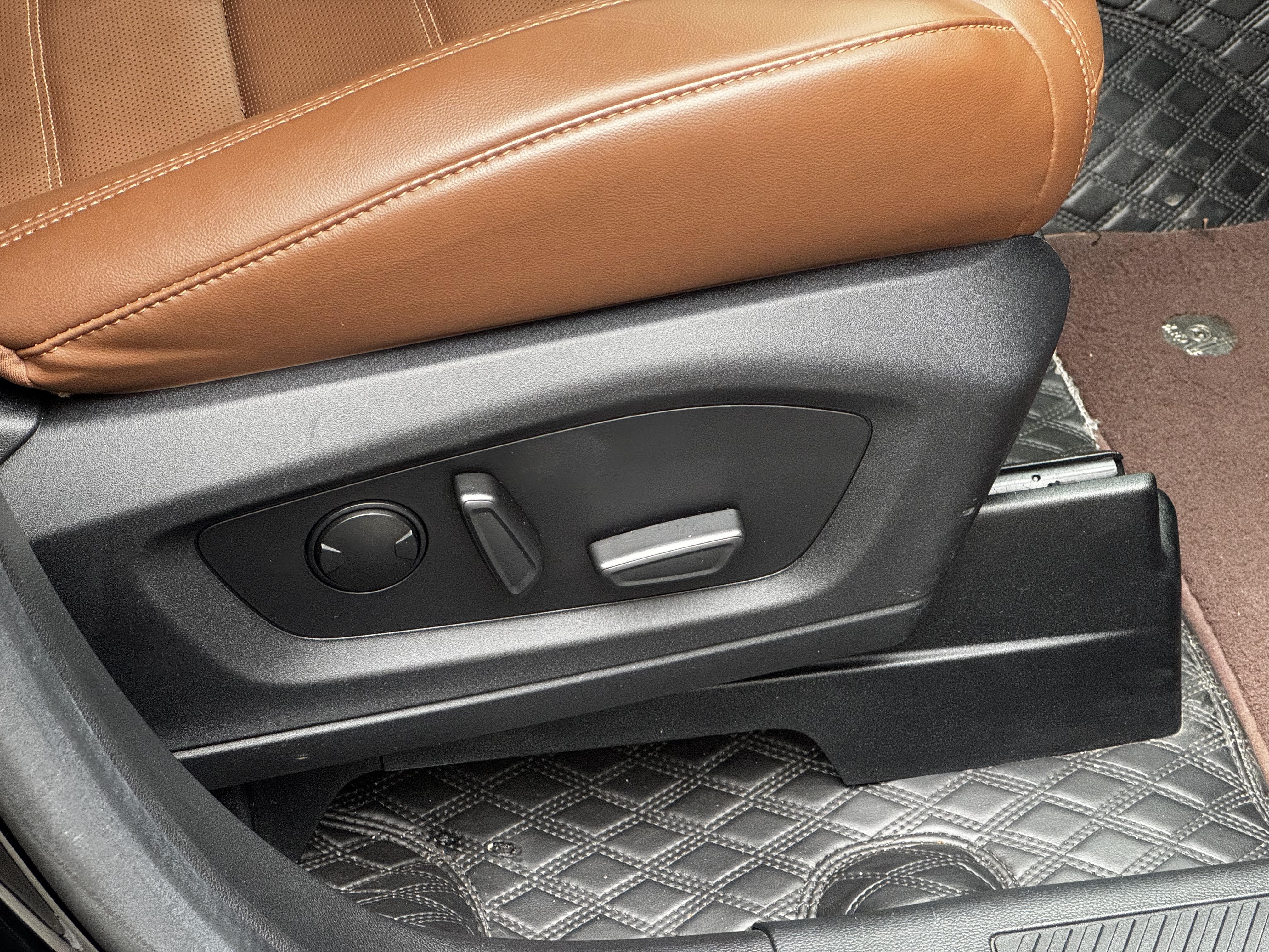 Ford Explorer 2024 صورة سيارة #19