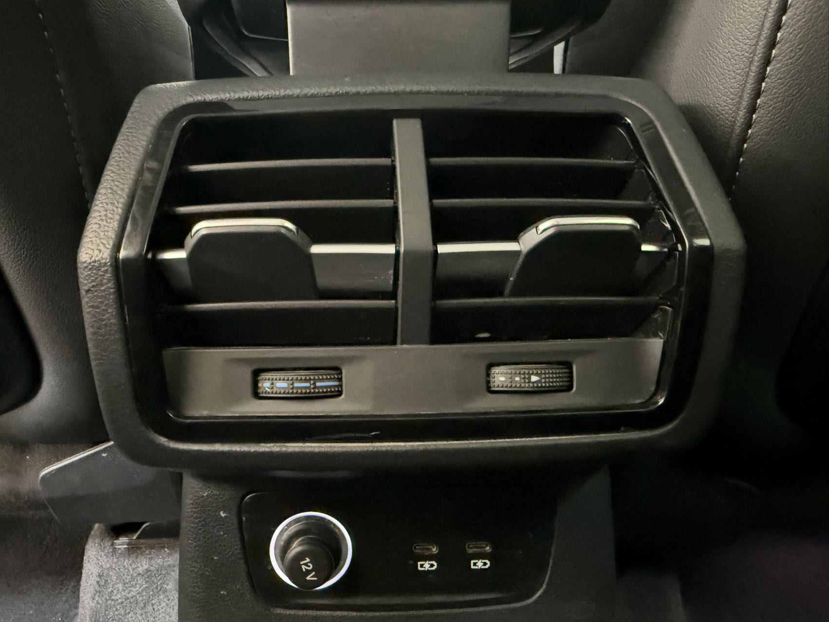 Audi Q3 2023 car image #19