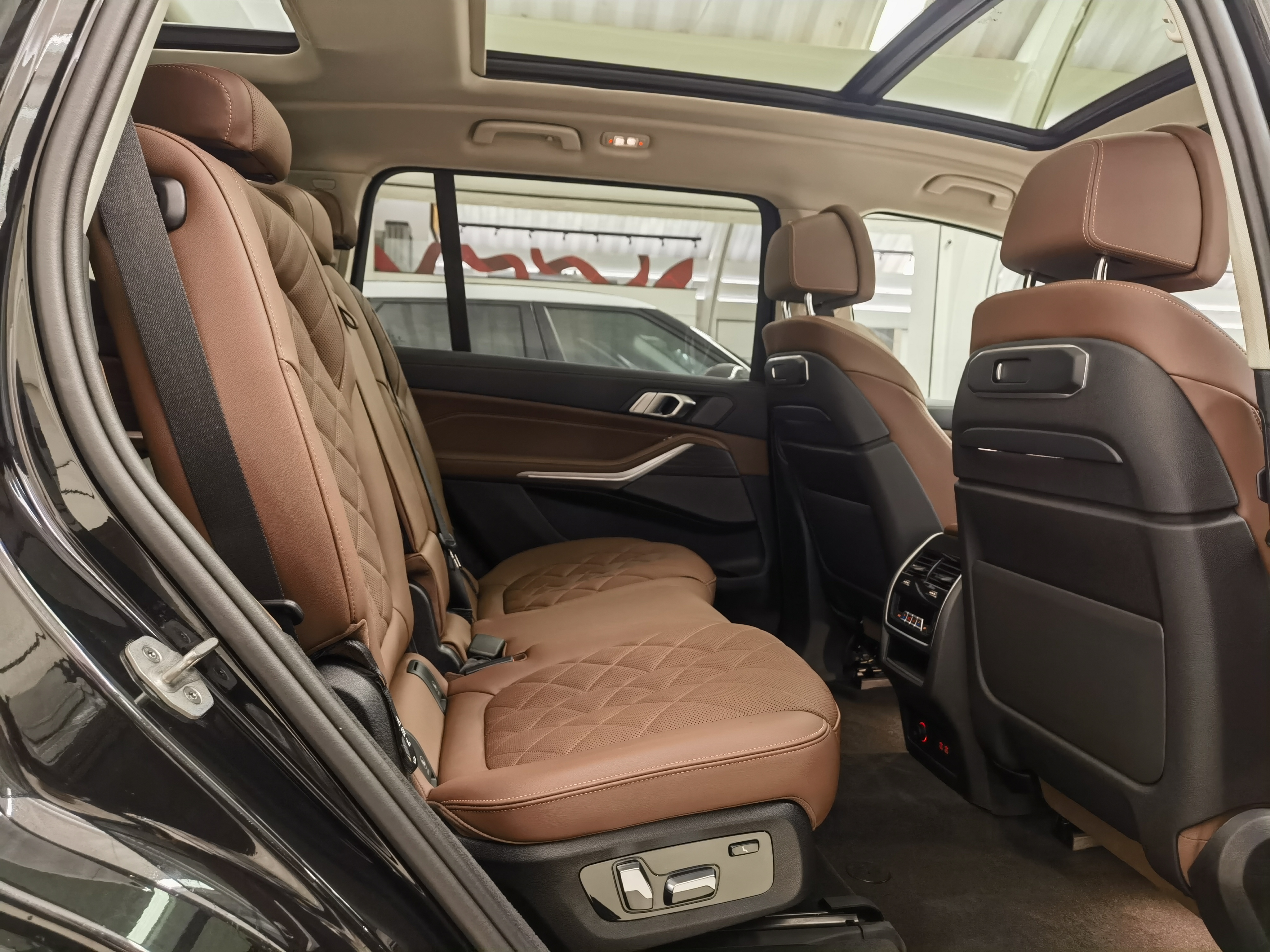 BMW X7 2024 car image #19