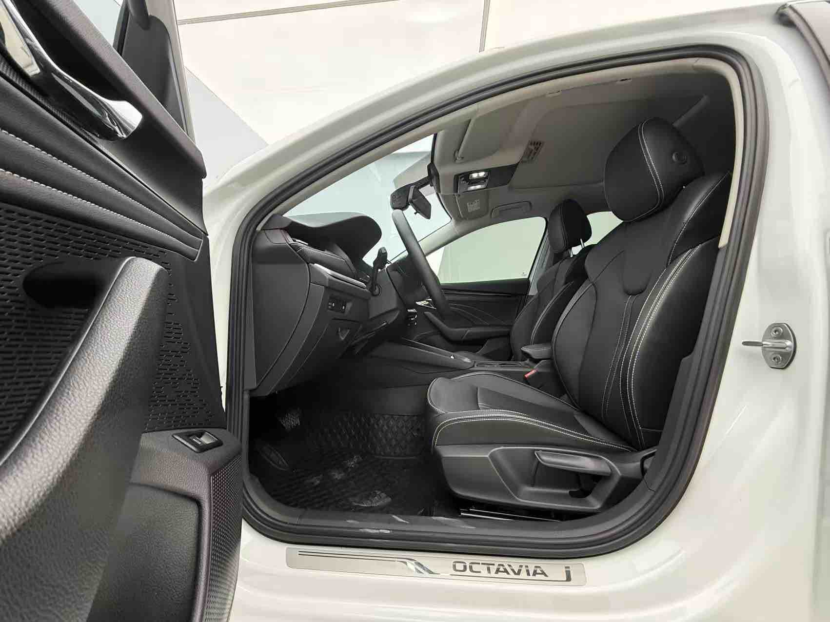 Skoda Octavia 2023 car image #19