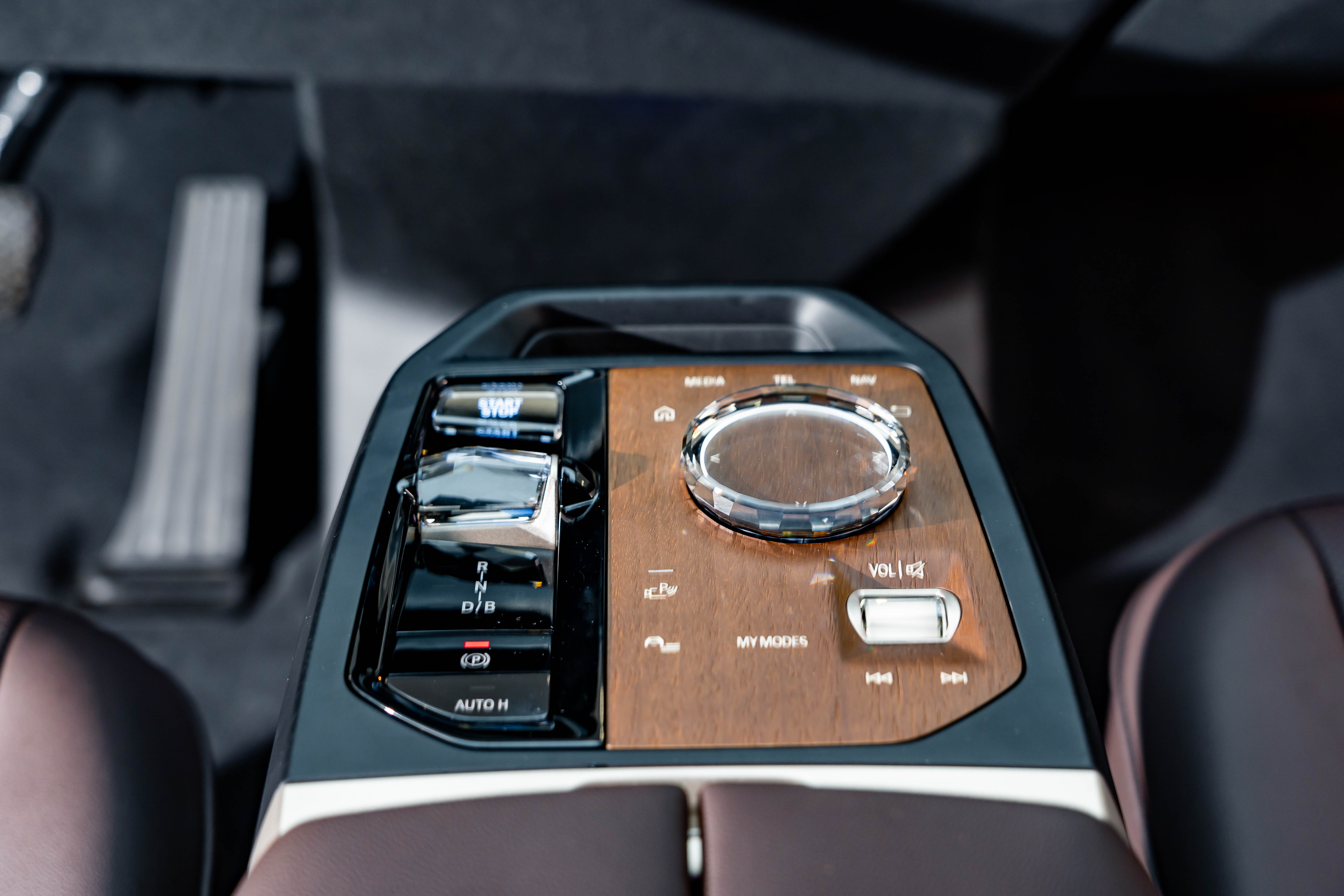 BMW iX 2024 car image #19