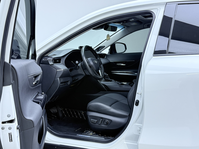 Toyota Venza 2024 car image #19