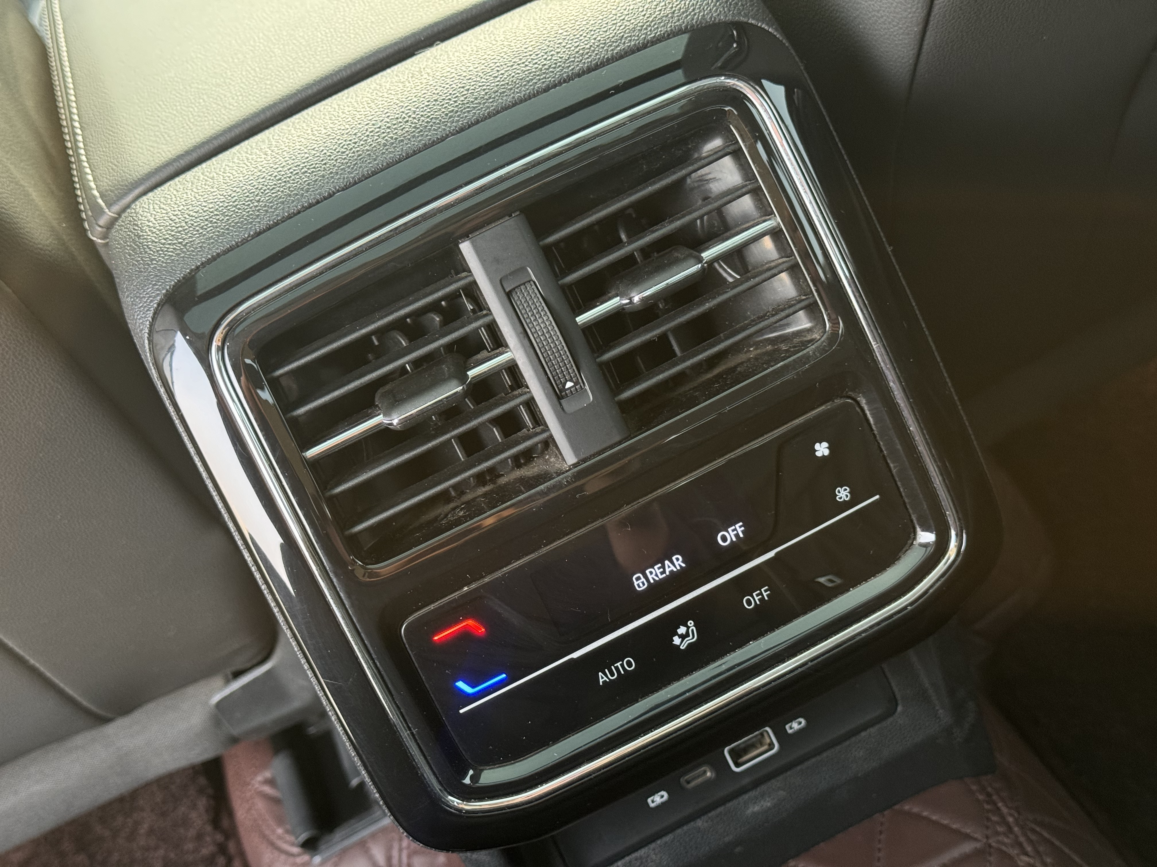 Volkswagen Passat 2023 immagine di auto #19