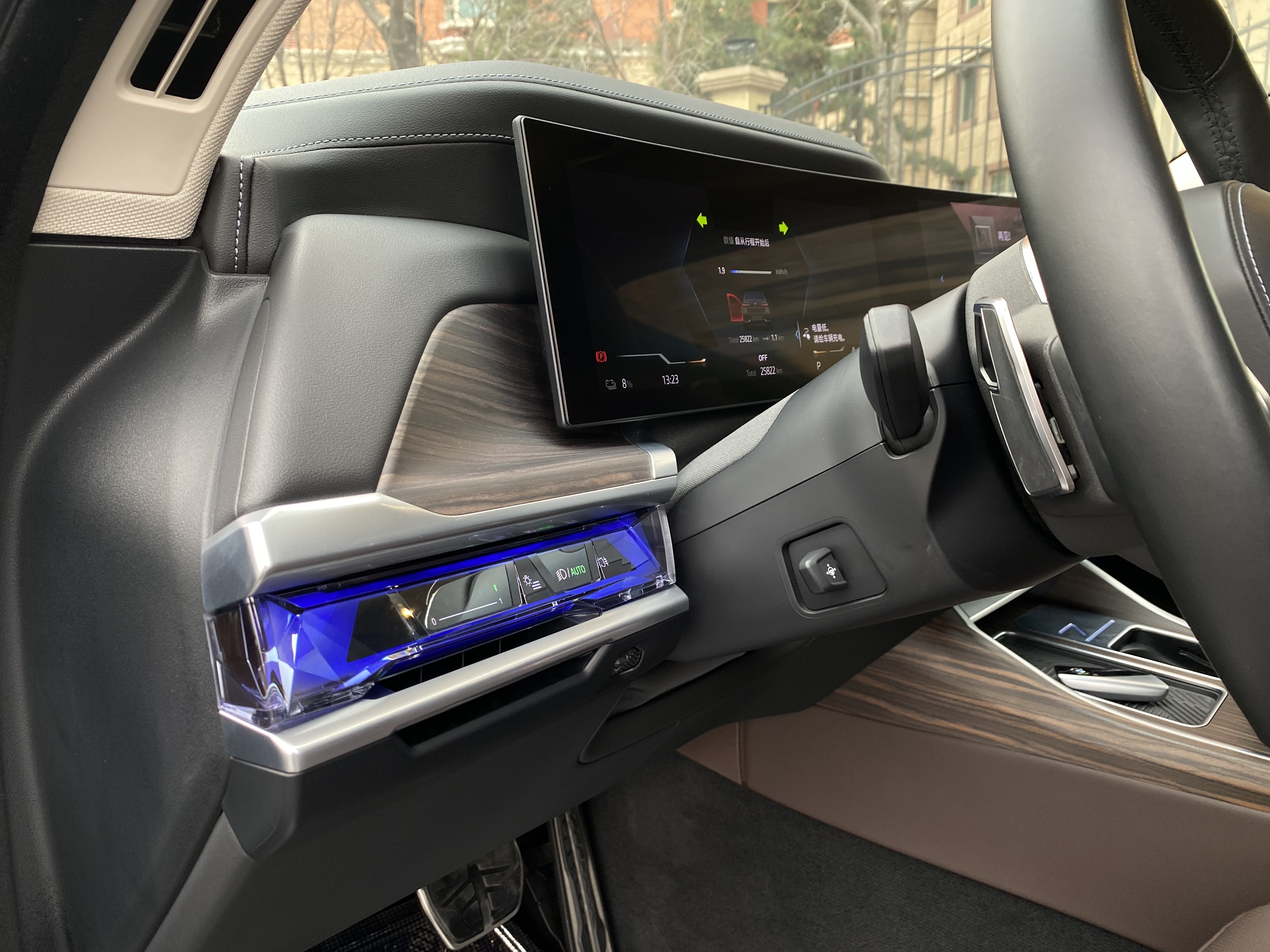 BMW i7 2023 car image #19