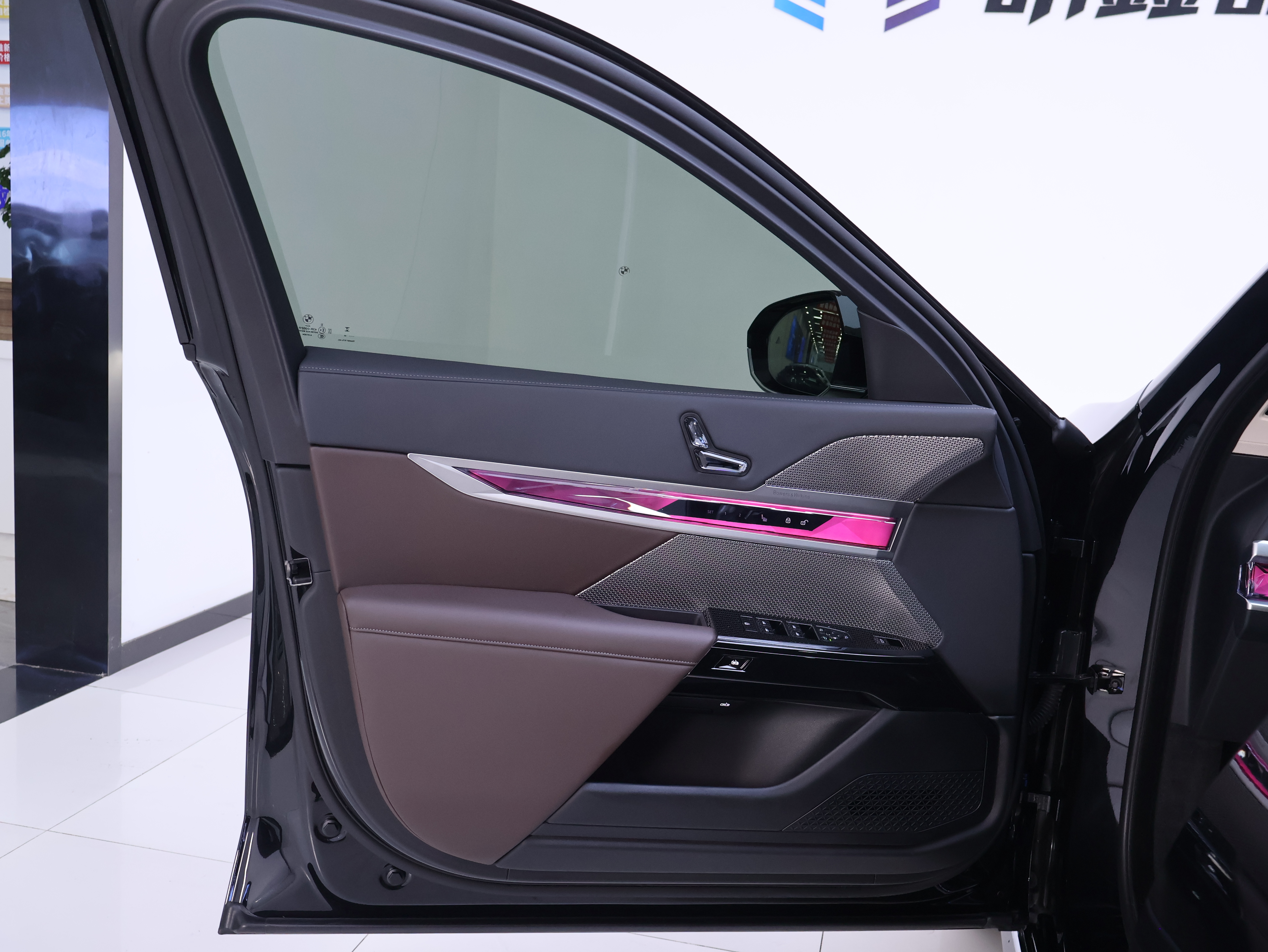 BMW i7 M70L 2024 car image #19