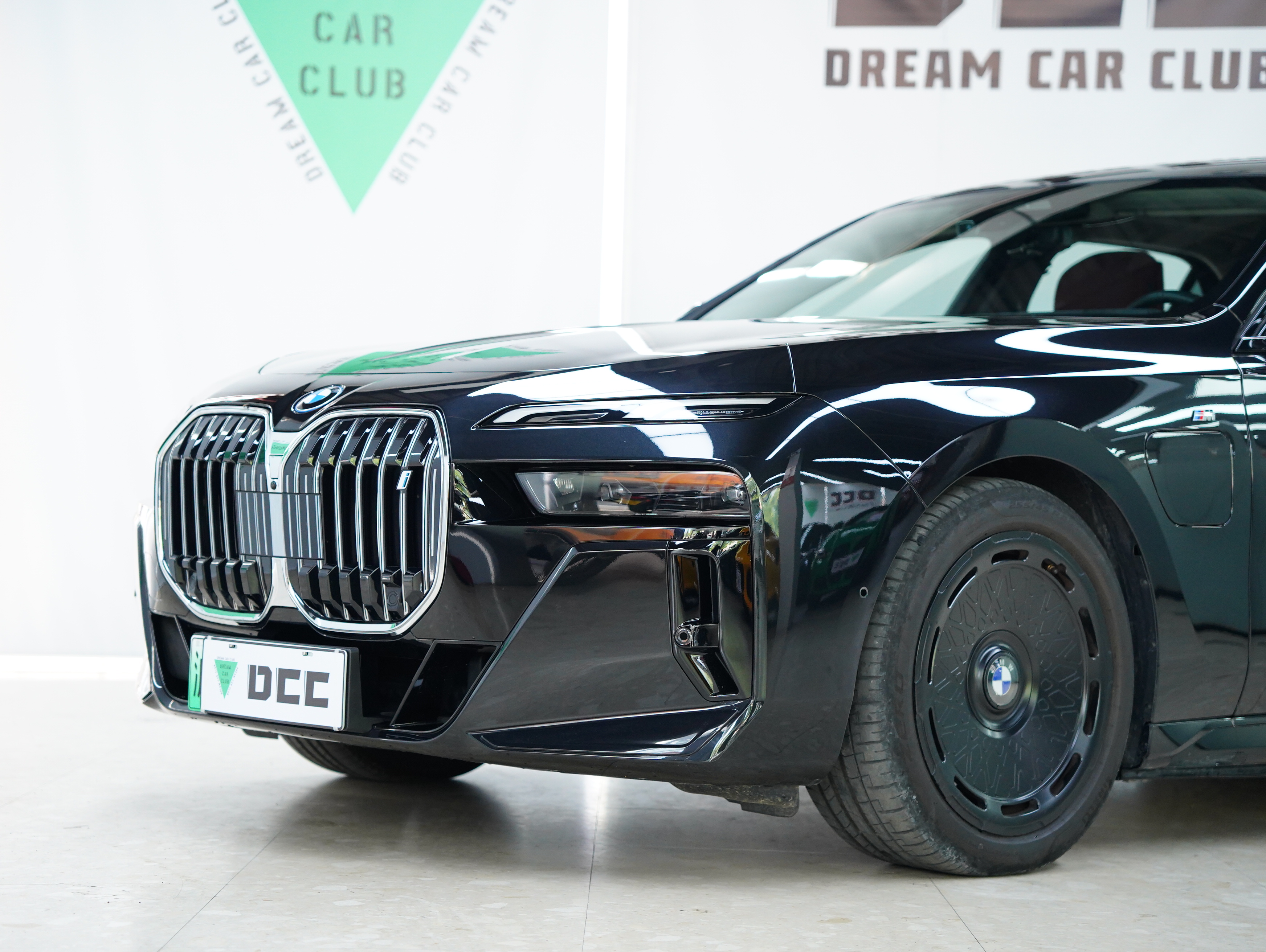 BMW i7 M70L 2023 #19 BMW i7 M70L 2023 car image #19