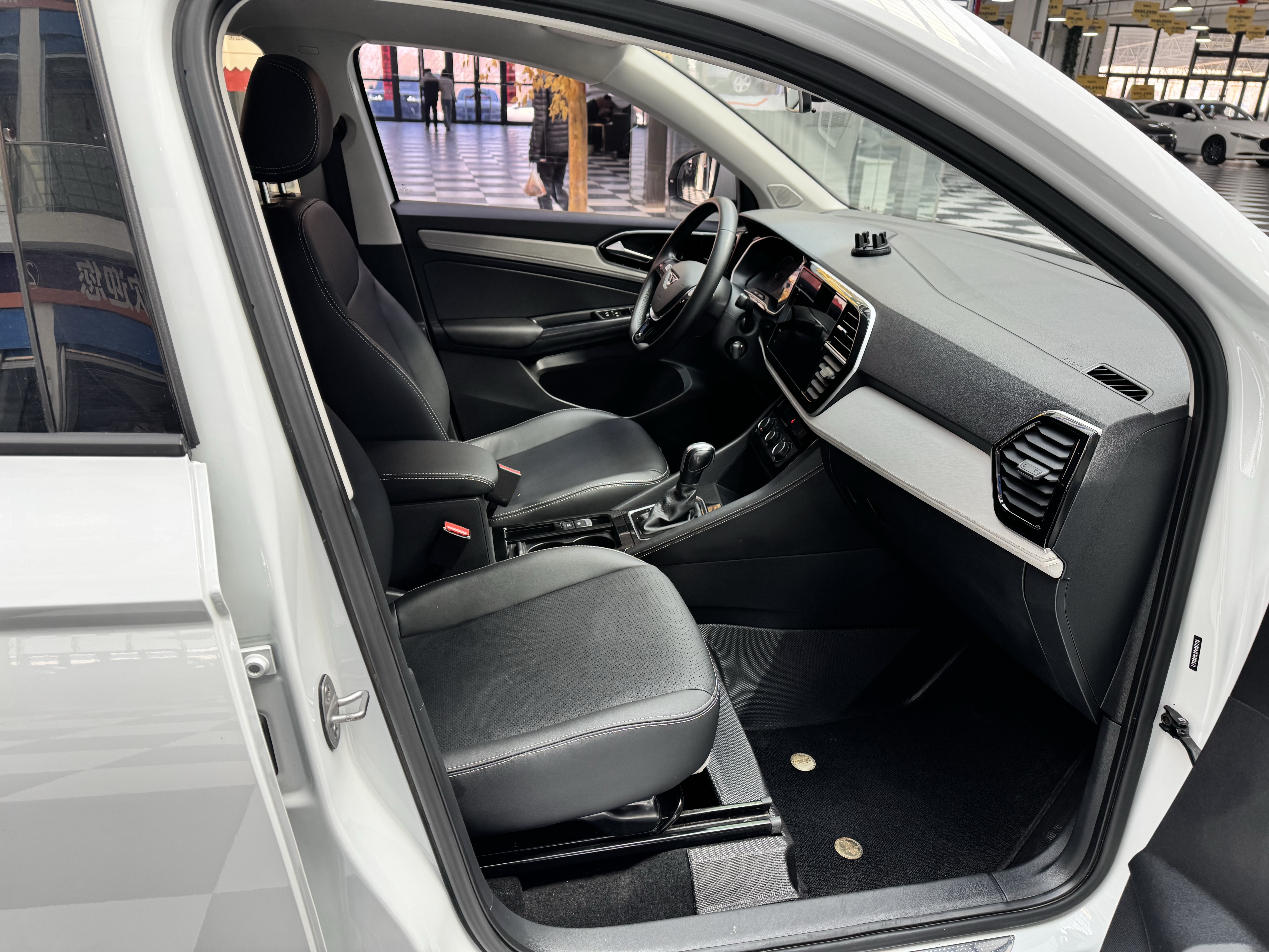 VS5 2023 car image #19