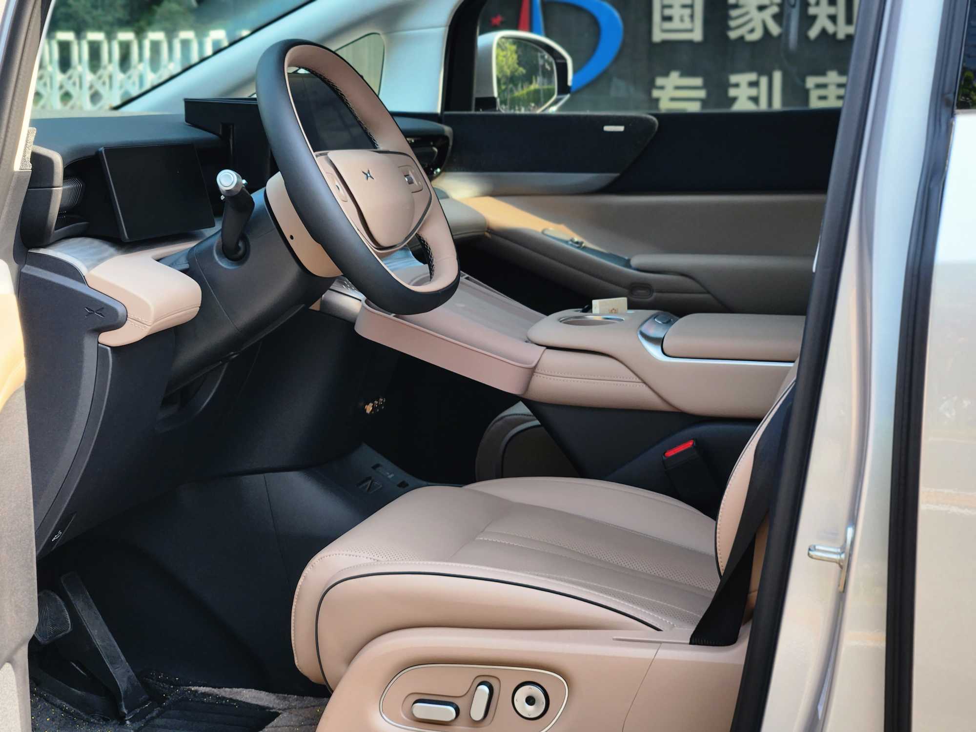 Xpeng X9 2025 imagem de carro #19