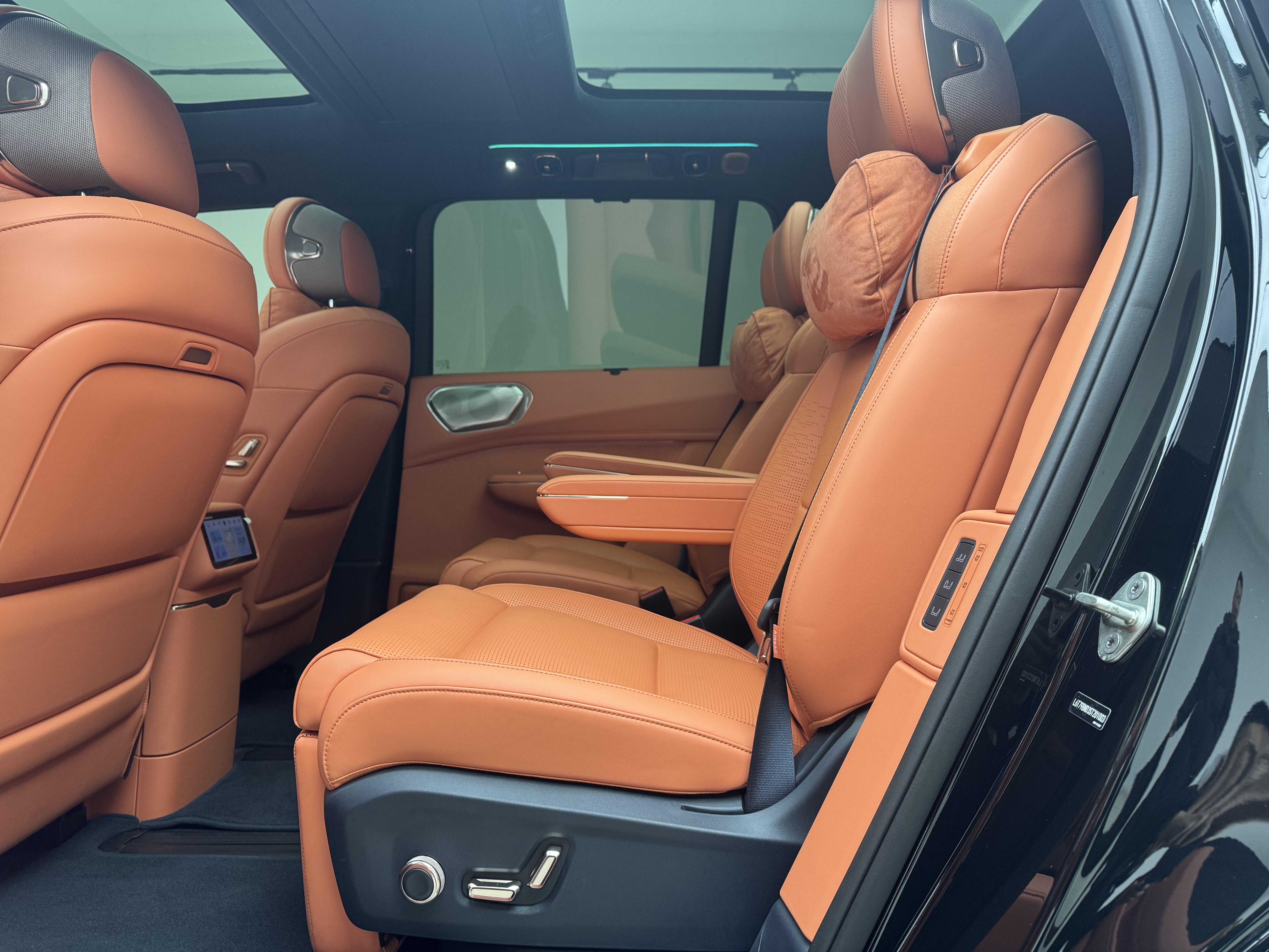 Lynk & Co 900 2025 car image #19