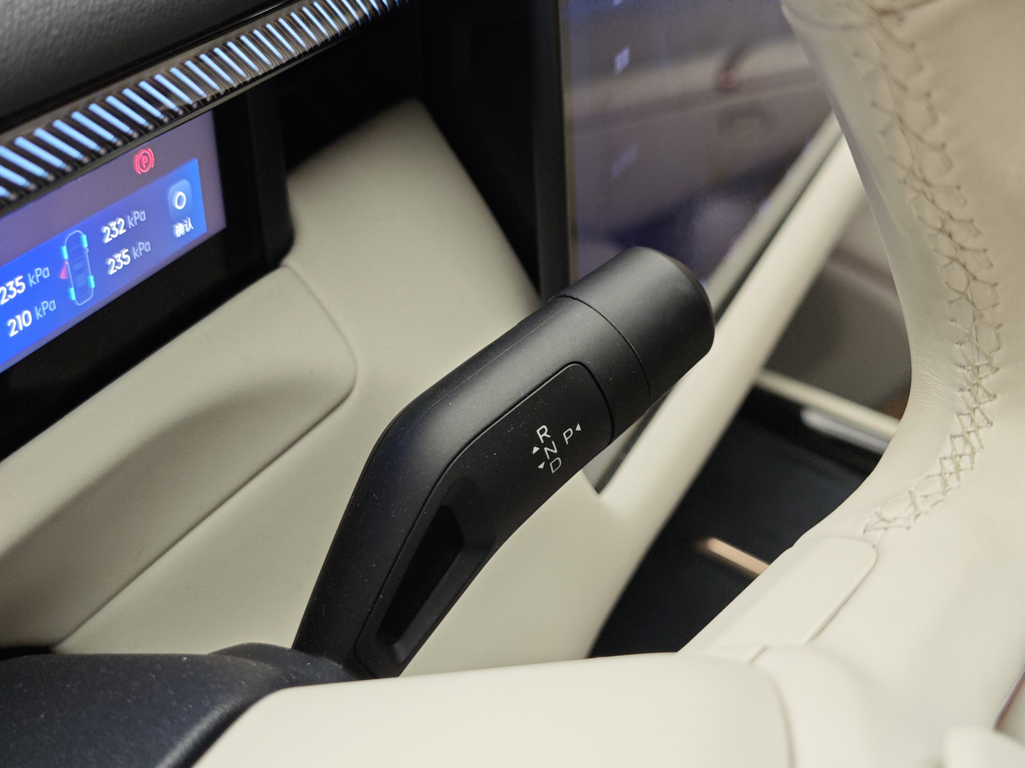 Lynk & Co 900 2025 car image #19
