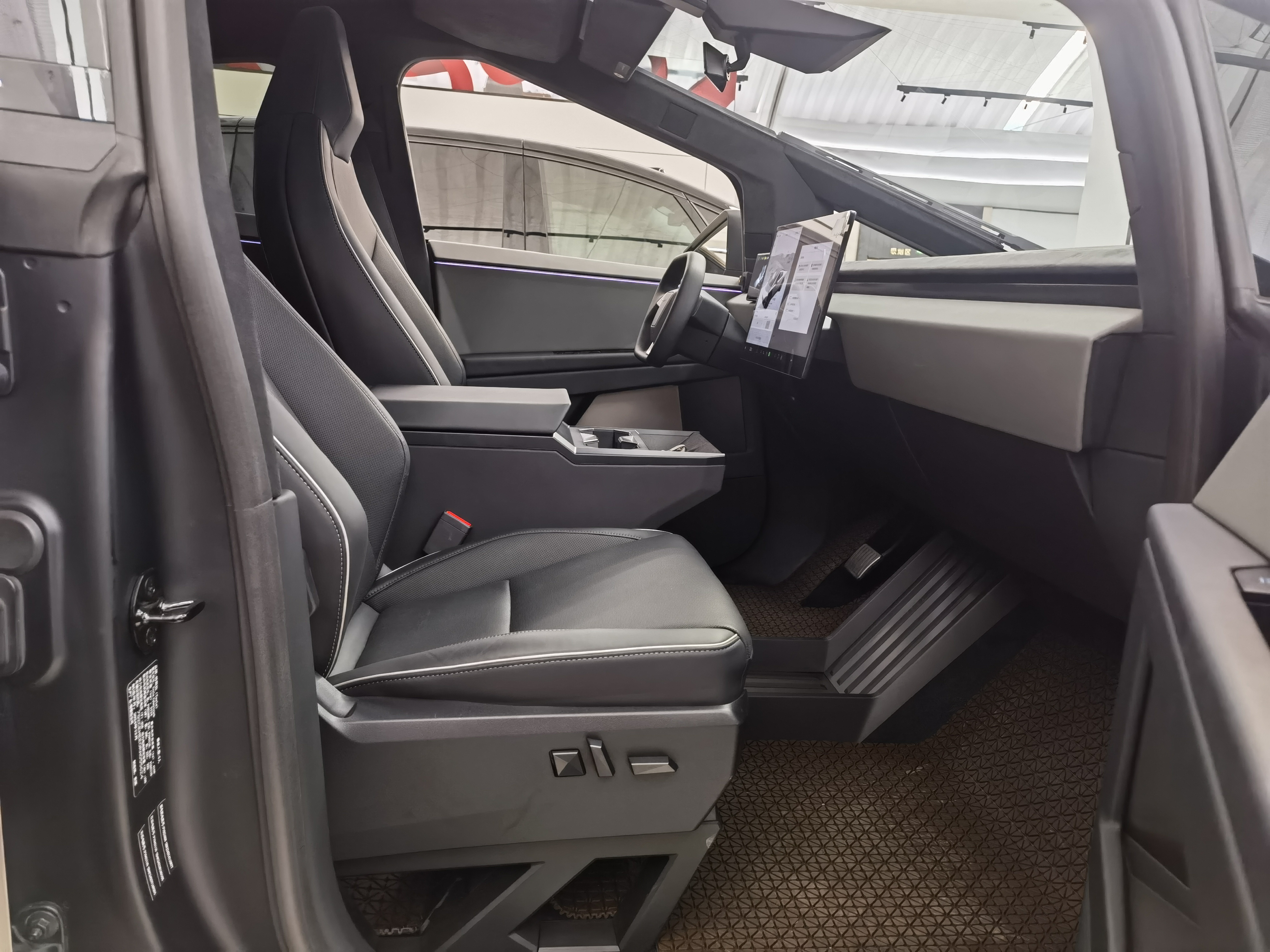 特斯拉 赛博越野旅行车 2025 汽车图片 #19