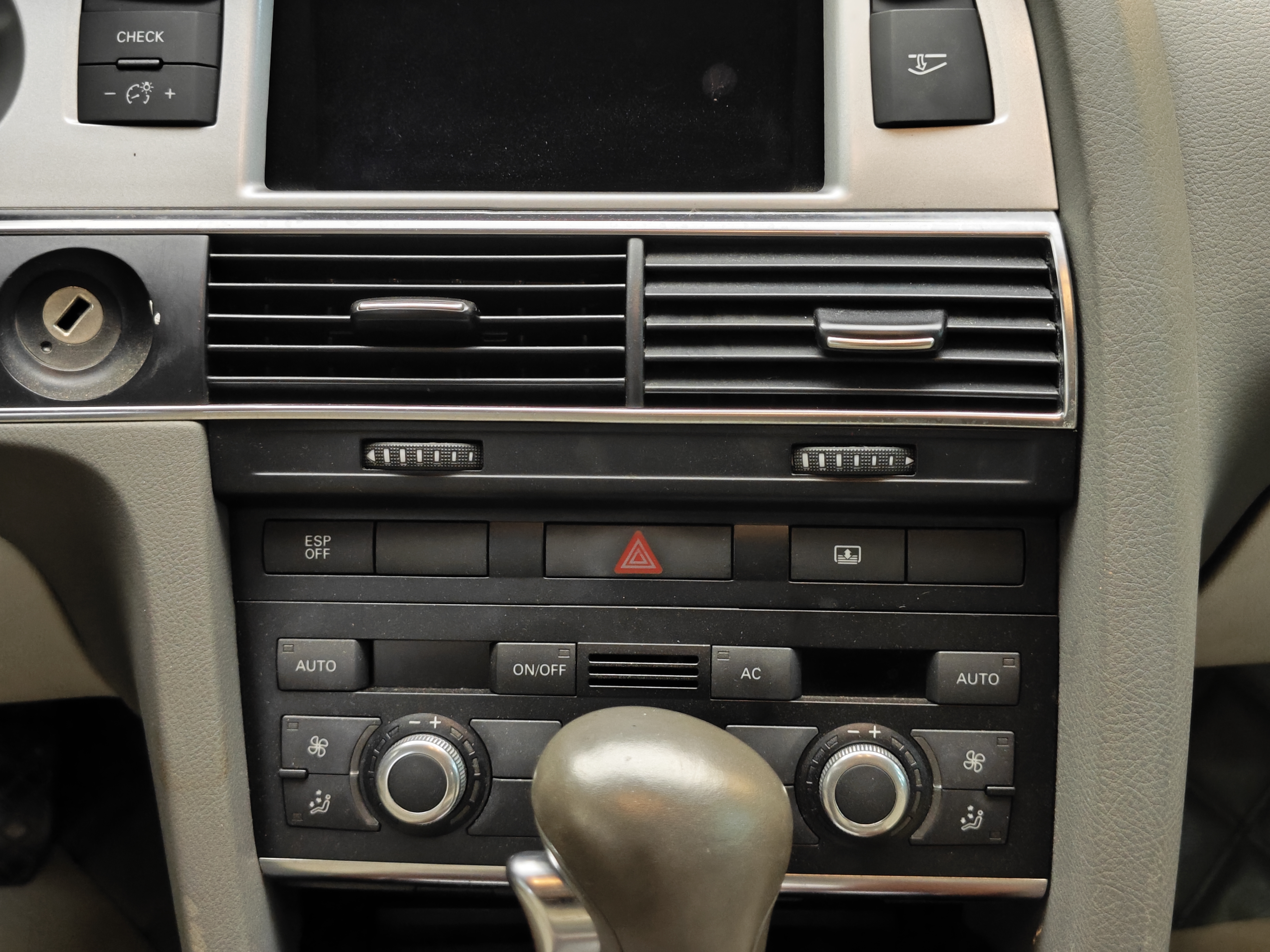 Audi A6L 2012 car image #19