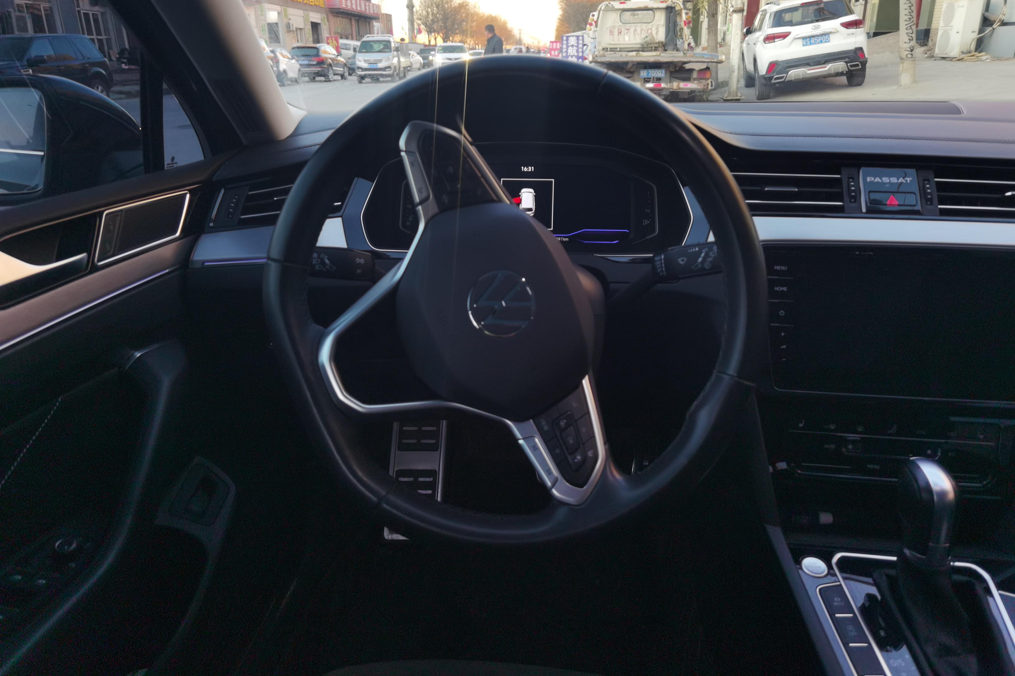 Volkswagen Passat Variant 2023 immagine di auto #19