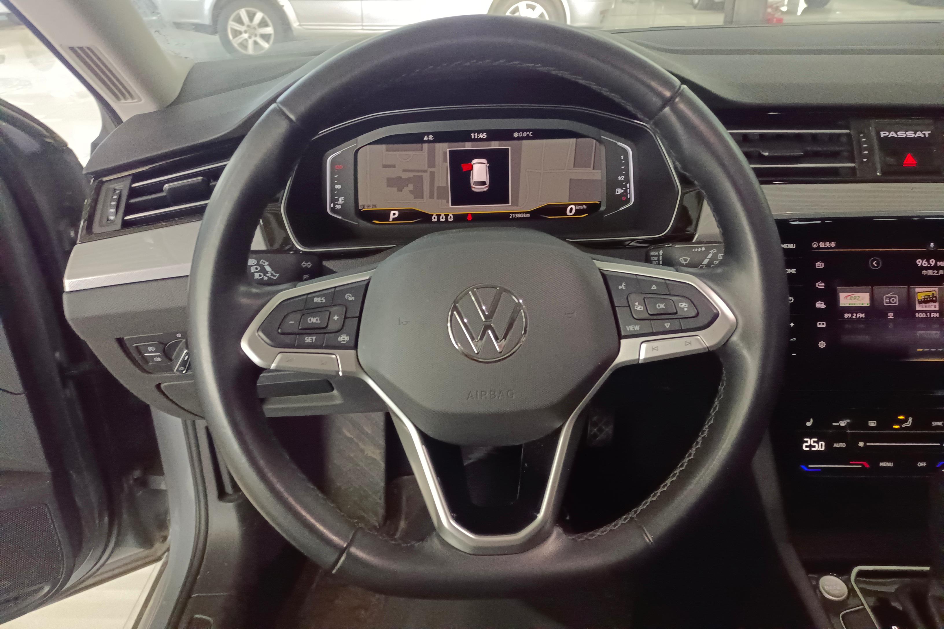 Volkswagen Passat Variant 2023 immagine di auto #19