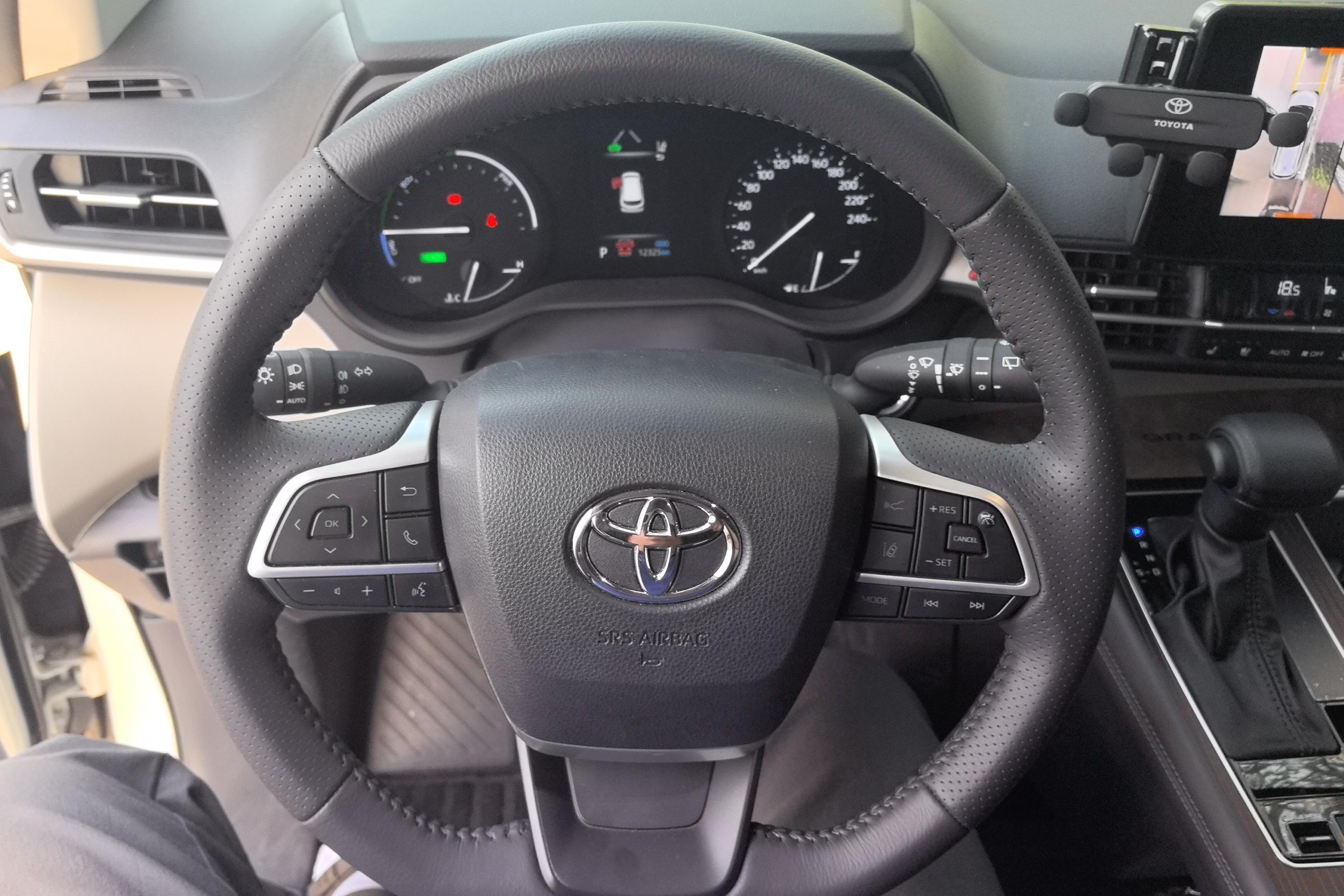 Toyota Granvia 2024 #19 Toyota Granvia 2024 car image #19