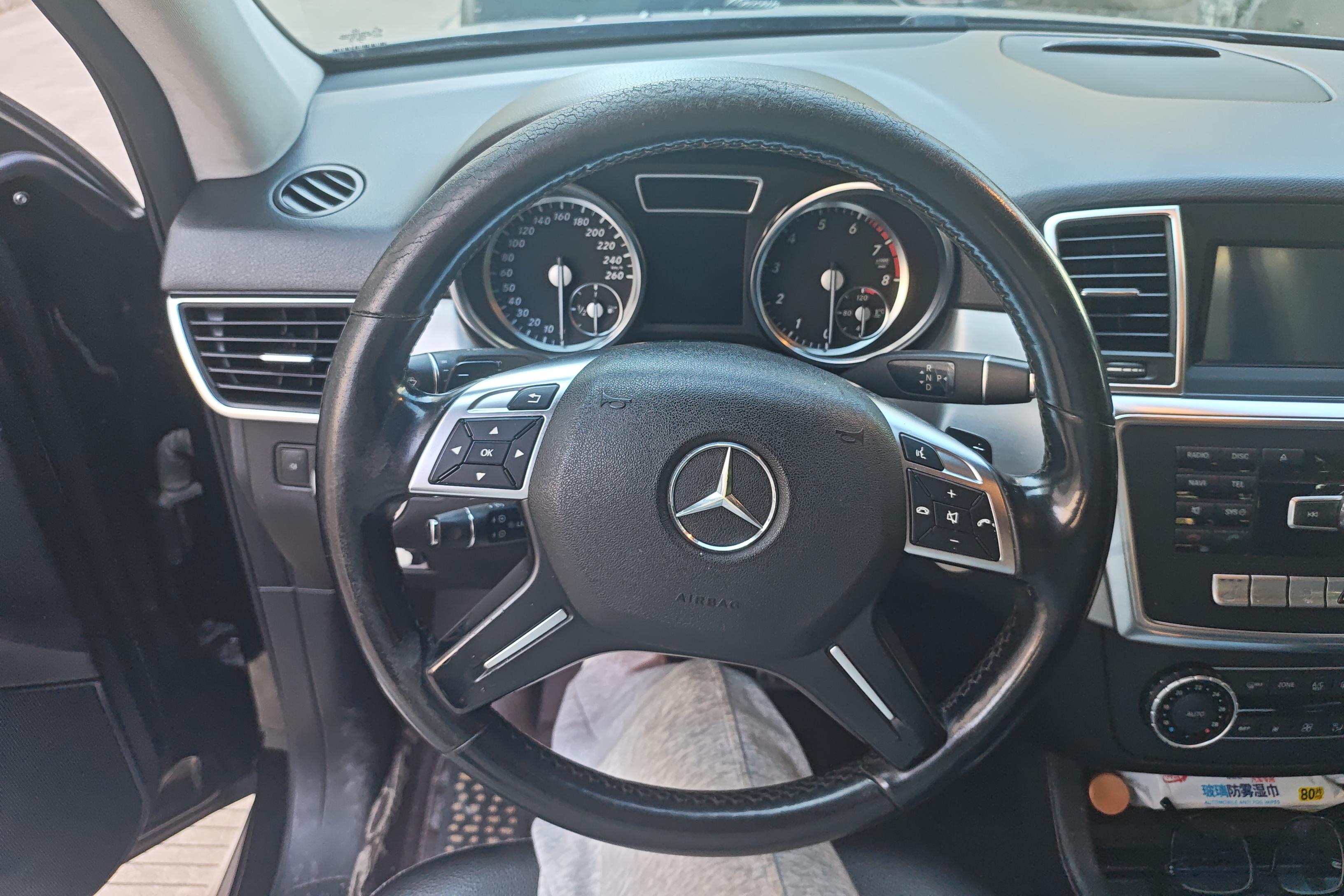 Mercedes-Benz M Class 2015 car image #19