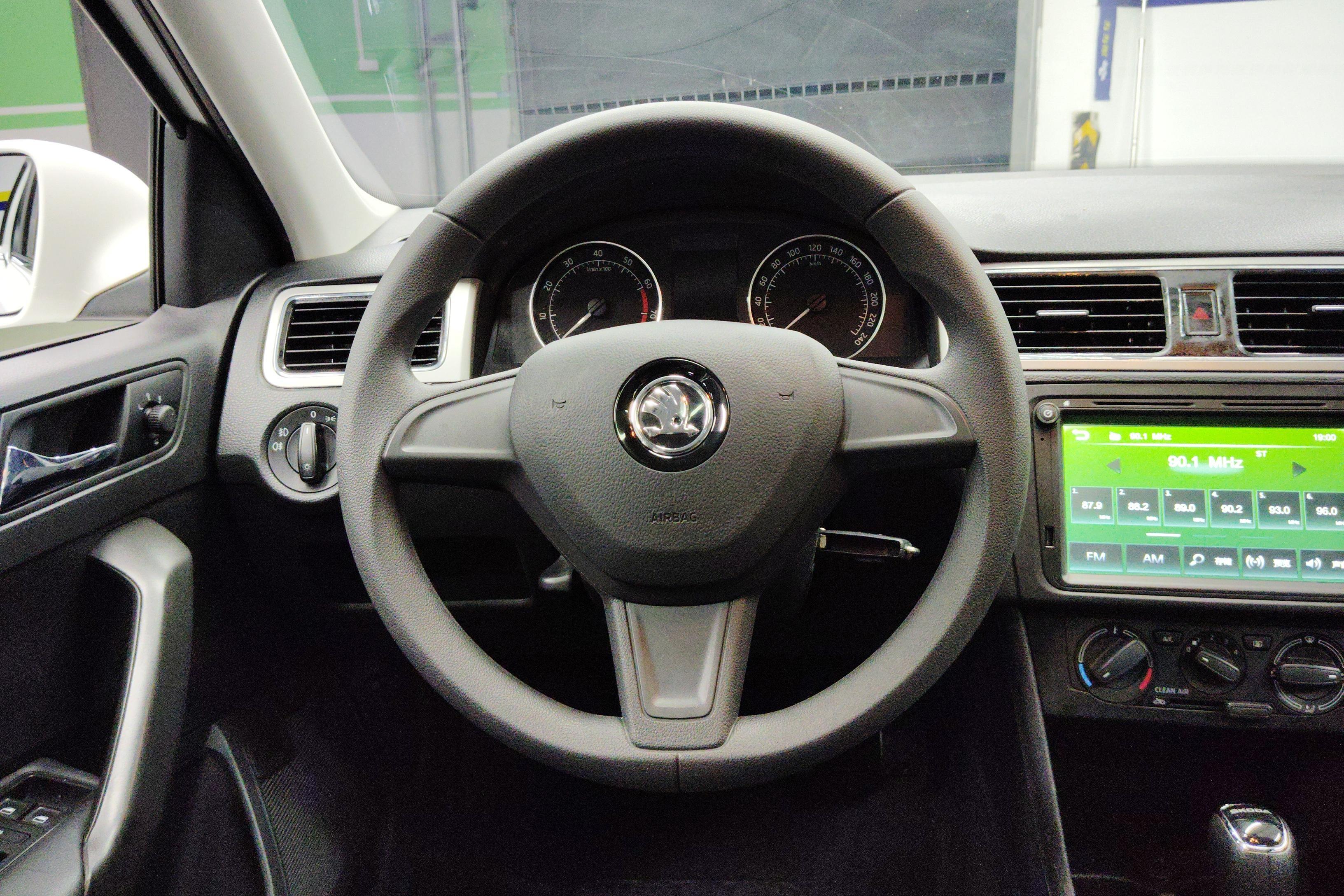 Skoda Rapid Spaceback 2016 car image #19