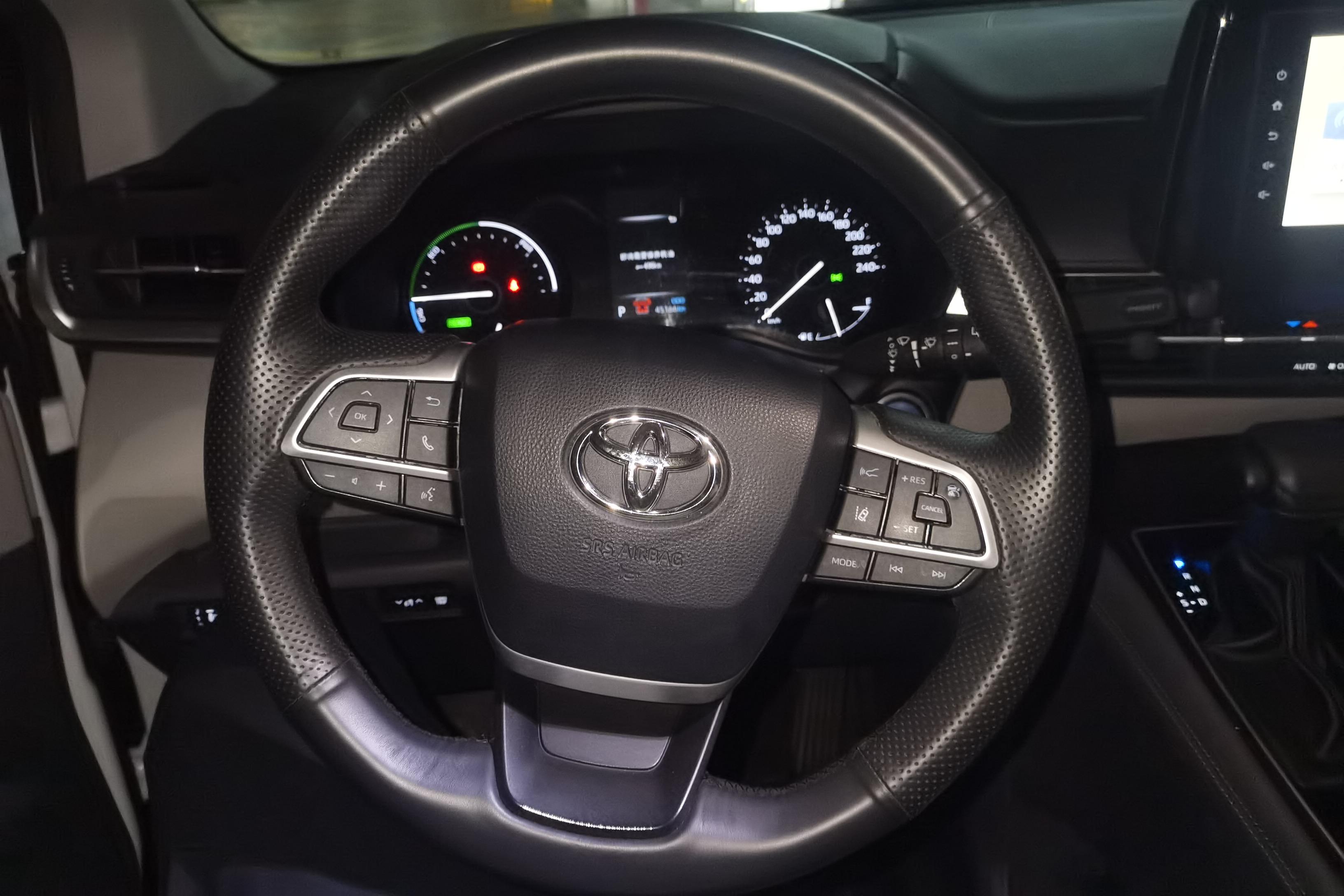 Toyota Granvia 2023 car image #19