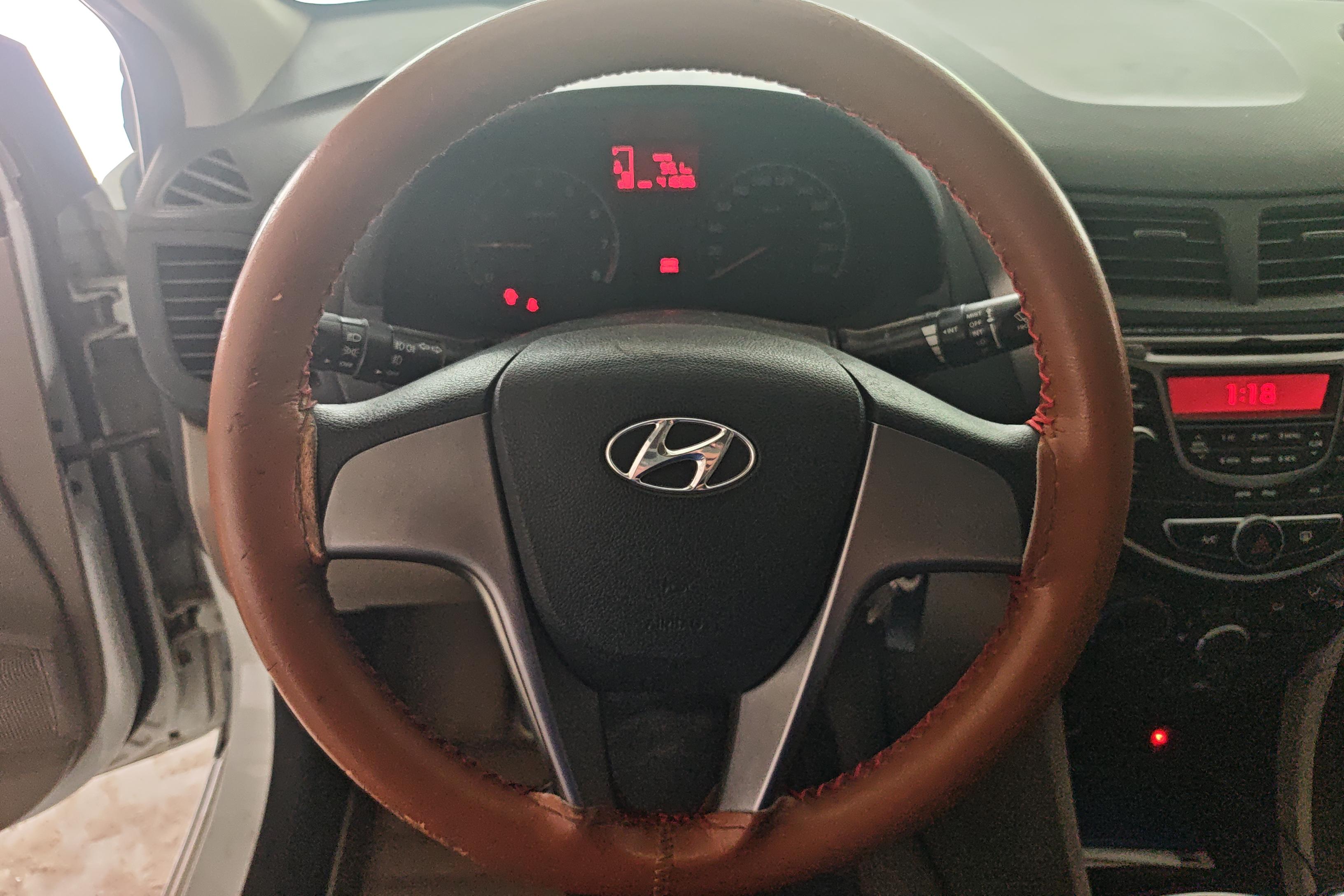 Hyundai Reina 2014 #19 Hyundai Reina 2014 car image #19