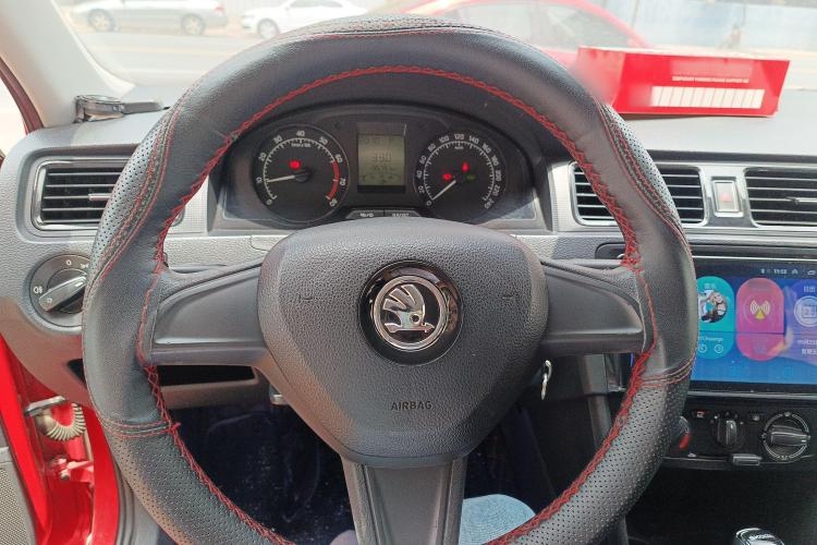 Skoda Rapid Spaceback 2015 car image #19