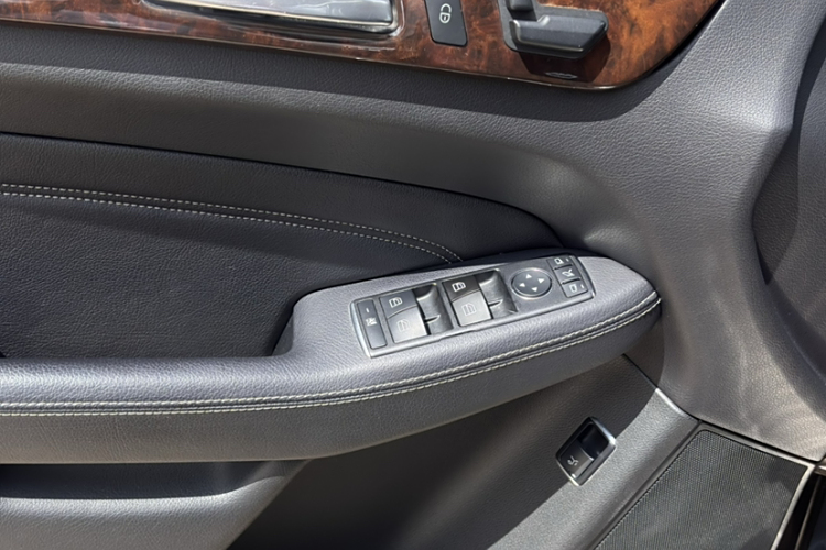 Mercedes-Benz M Class 2015 car image #19