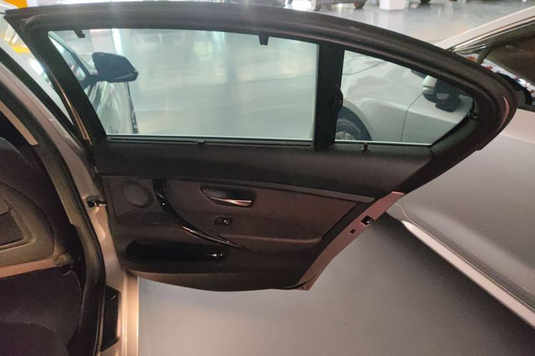 BMW 3 Series 2018 immagine di auto #19