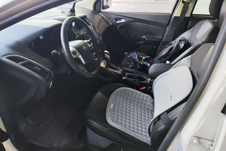 Ford Focus (Imported) 2014 car image #19