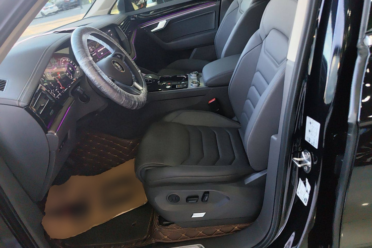 Volkswagen Touareg 2020 car image #19
