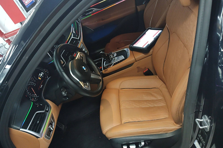 BMW M760Le 2019 car image #19