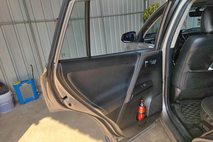 Toyota RAV4 (Imported) 2017 #19 Toyota RAV4 (Imported) 2017 immagine di auto #19