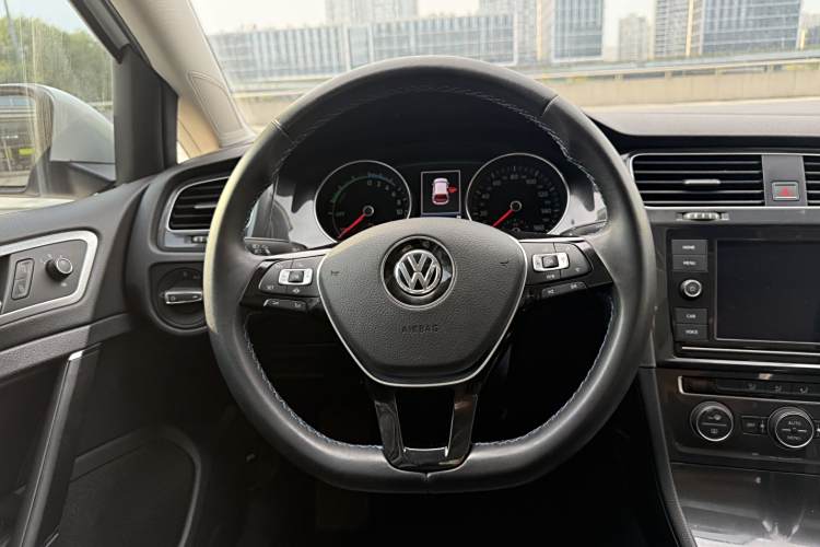 Volkswagen Golf Pure Electric 2020 car image #19