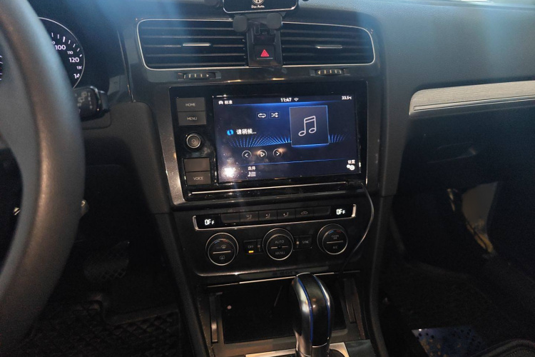 Volkswagen Golf Pure Electric 2020 car image #19