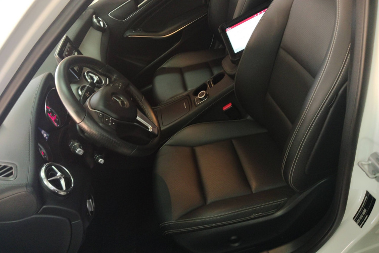 Mercedes-Benz GLA Class 2015 car image #19