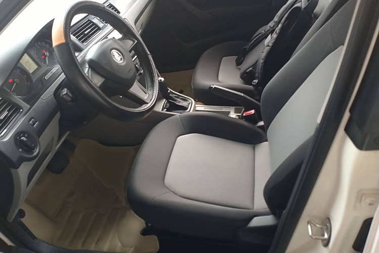 Skoda Rapid 2017 car image #19
