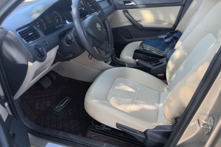 Skoda Rapid 2017 car image #19