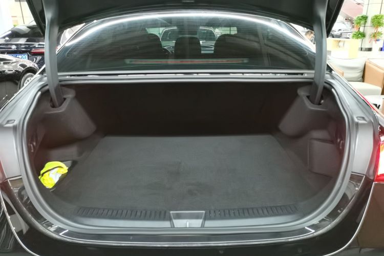 Mercedes-Benz E Class New Energy 2024 car image #19