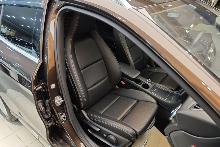 Mercedes-Benz GLA Class 2018 immagine di auto #19