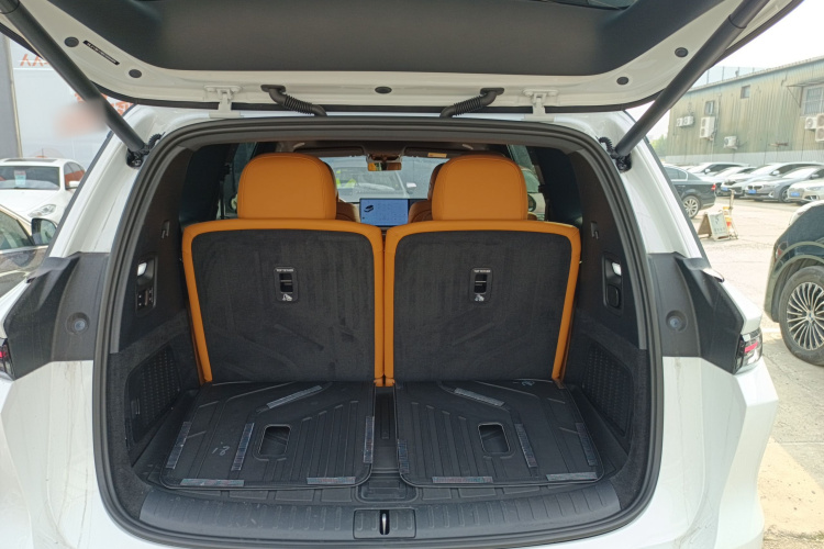 Li i8 2025 image de voiture #19