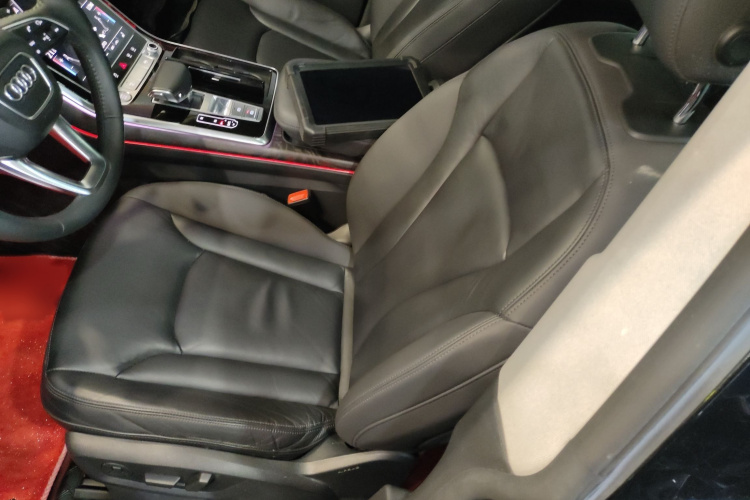 Audi Q8 2020 car image #19