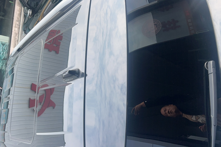 Toyota Granvia 2023 car image #19