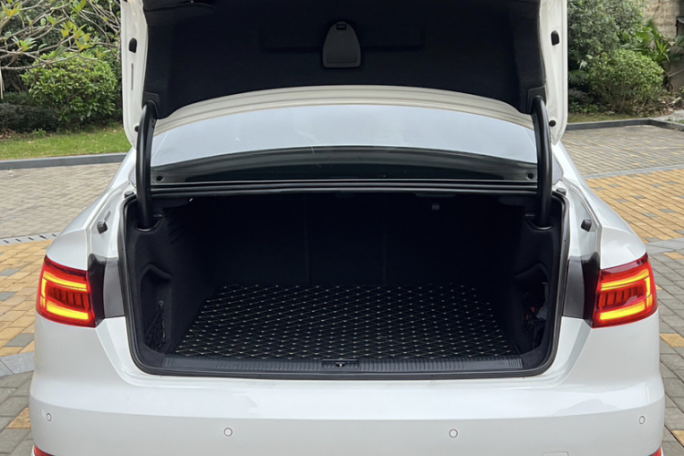 Audi A4 2019 car image #19